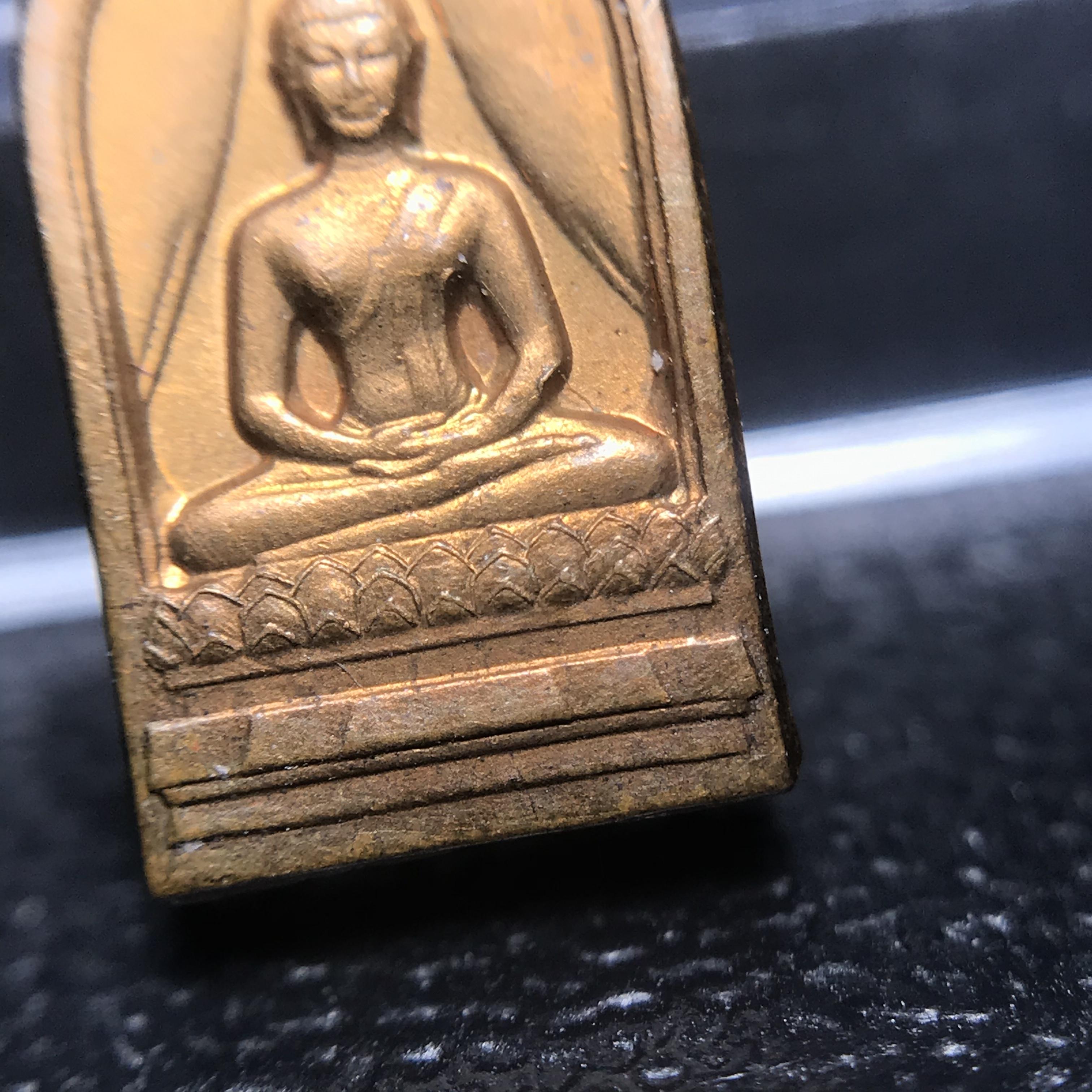 พระปรกใบมะขาม พระพุทธสิหิงค์ ภปร. ธรรมศาสตร์ 50ปี เนื้อทองแดง(คัดสภาพสวย)(ในหลวงรัชกาลที่9 เสด็จเททอง)(พระปรกใบมะขาม ภปร รุ่นแรก)