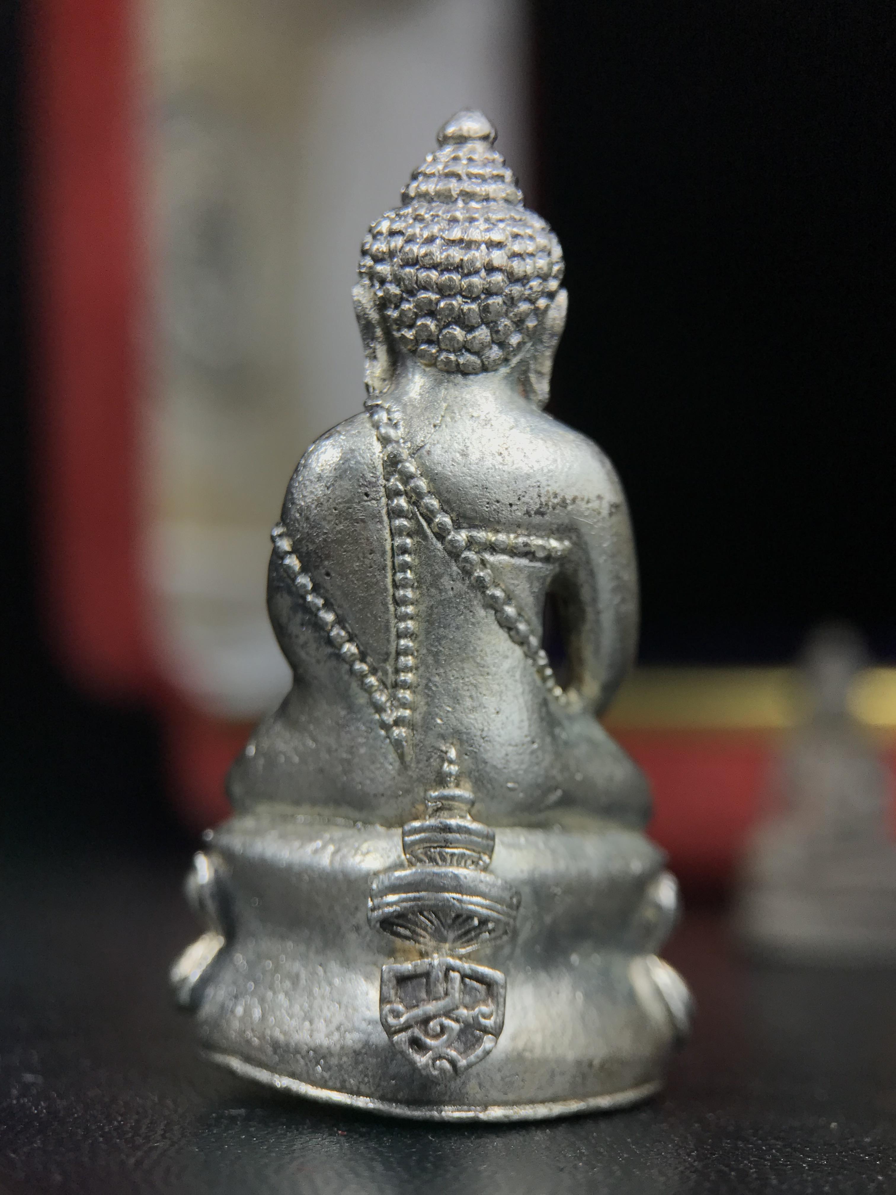 พระกริ่งฉลองพระชนมายุครบ 7 รอบ 84 พรรษา สมเด็จพระสังฆราช(วาสน์) วัดราชบพิธ พ.ศ.2525 เนื้อเงิน ผิวเดิมขึ้นน้ำทองสภาพสวยมาก ในกล่องชุดพิเศษกรรมการ พร้อมพระชัยวัฒน์ เนื้อนวโลหะ ครบชุดสมบูรณ์(งานแกะแม่พิมพ์โดย นายช่างเกษม มงคลเจริญ)(หายาก)