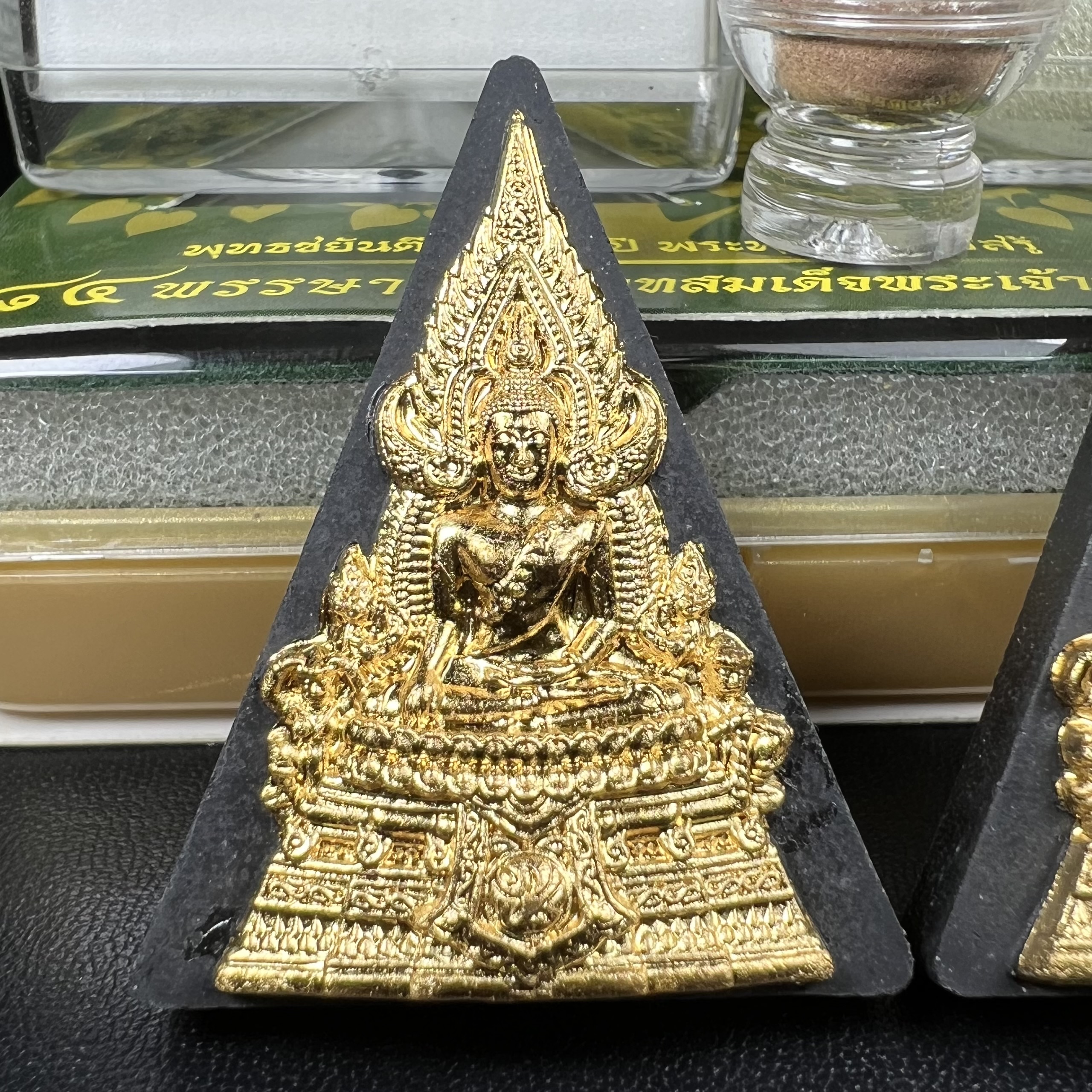 พระพุทธชินราช(จำลอง)ภปร. 84พรรษา เนื้อผงปิดทองด้านหน้า หลัง ภ.ป.ร. เนื้อทองคำ+เนื้อเงินชุบทองคำขาว+เนื้อทองแดง(1ชุด 3องค์)(พระราชทานมวลสาร จิตรลดาและเส้นพระเจ้า(เส้นผม)ในหลวงรัชกาลที่9)พุทธศิลป์ทรงคุณค่าอีกหนึ่งรุ่นยอดนิยม