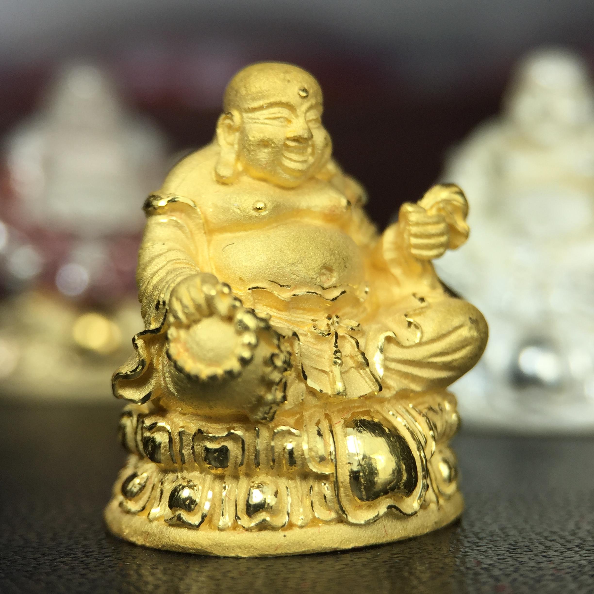 รูปหล่อลอยองค์ พระศรีอริยะเมตตรัยโพธิสัตว์(พระสังกัจจายน์)ชุดทองคำ(เนื้อทองคำ(15.44 กรัม)+เนื้อเงินสามกษัตริย์+เนื้อเงิน) โครงการสร้าง พระศรีอริยะเมตตรัยมหาโพธิสัตว์ น้อมถวายพระบาทสมเด็จพระเจ้าอยู่หัว ทรงครองศิริราชสมบัติครบ 50 ปี วัดโพธิ์แมนคุณาราม