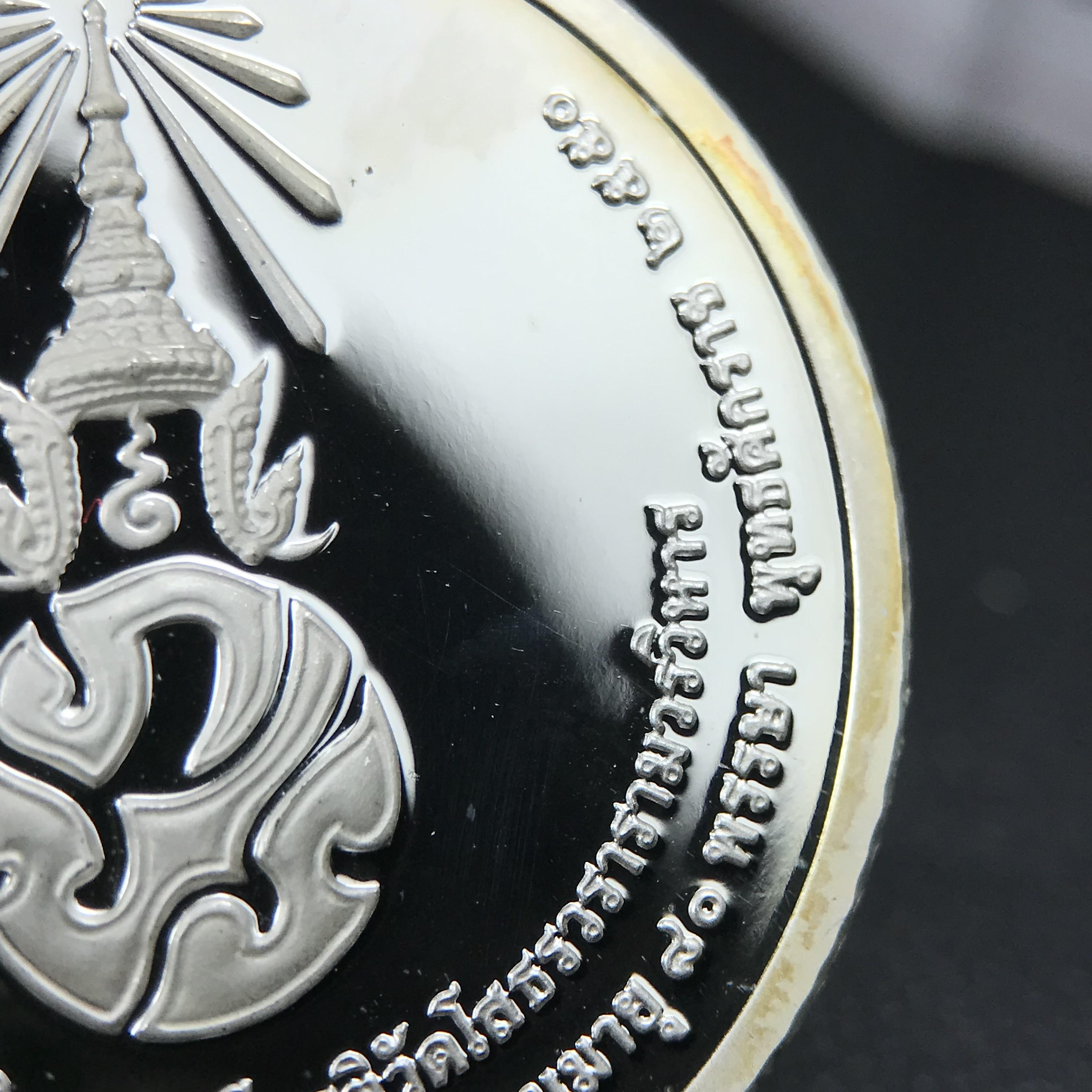 เหรียญพระพุทธโสธร ตราสัญลักษณ์ ภปร. รุ่นสมโภชน์พระอุโบสถเฉลิมพระเกียรติ วัดโสธรวรารามวรวิหาร เฉลิมพระเกียรติ ร.9 เจริญพระชนมายุ 80 พรรษา ปี2550 เนื้อเงินนอก(99%)ขัดเงาพ่นทราย ขนาด 28 มม. มีโค๊ดหมายเลขกำกับ สวยๆเดิมๆ พร้อมกล่องเดิมจากวัด และใบรับรองการผลิต