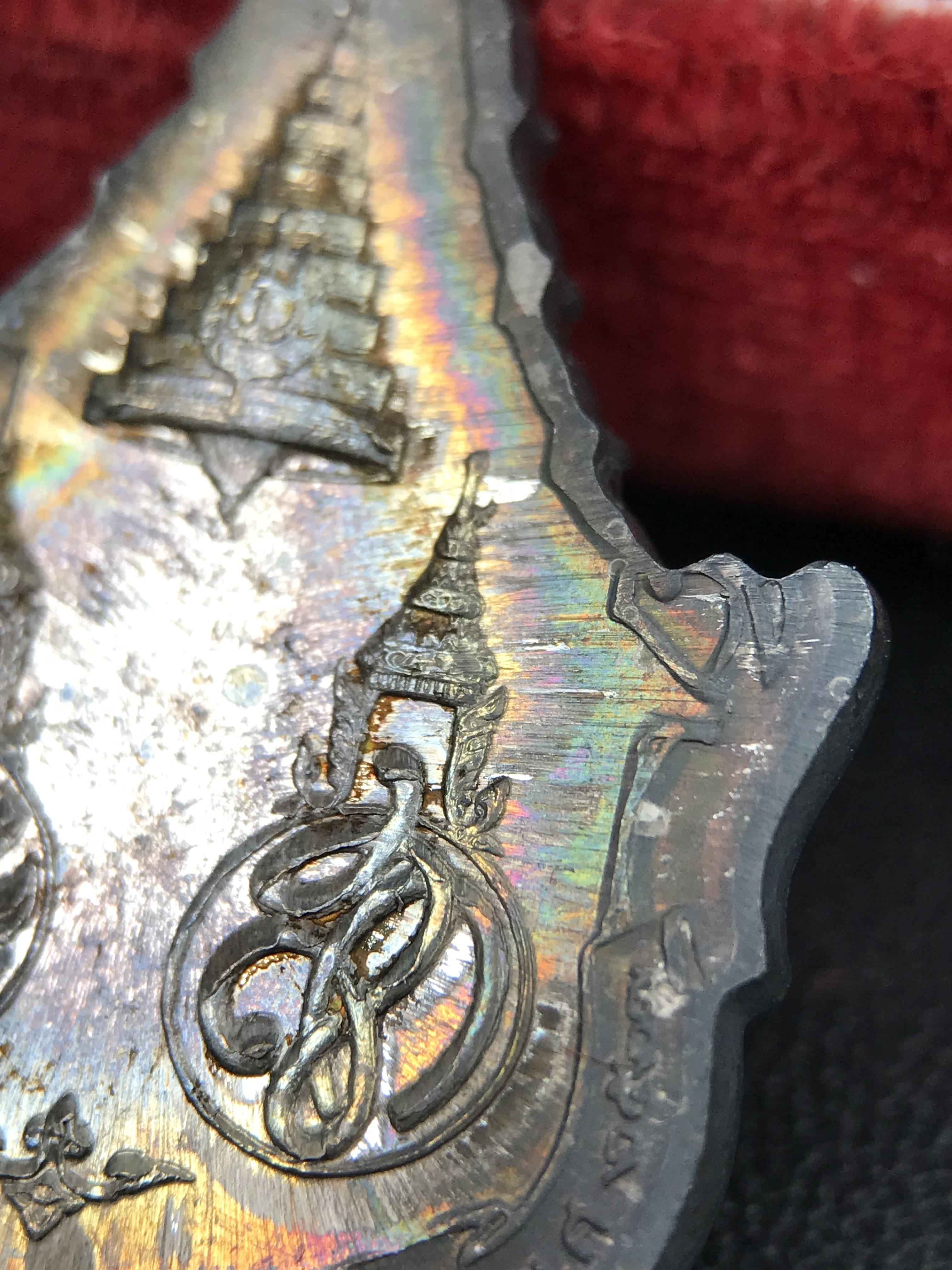 เหรียญพระพุทธญาณนเรศวร์ รุ่นแรก หลังพระปรมาภิไธย ภปร.และ สก.วัดญาณสังวราราม จ.ชลบุรี ปี 2527 เนื้อเงิน(ผิวเดิม ขึ้นรุ้งผิวน้ำทองกระจายทั่วเหรียญสวยมาก)ขนาด 2.3 x 3.8 ซม. พร้อมกล่องเดิม สมเด็จพระญาณสังวร ประธานในพิธีมหาพุทธาภิเษก(เนื้อเงินพบเจอน้อย หายาก)