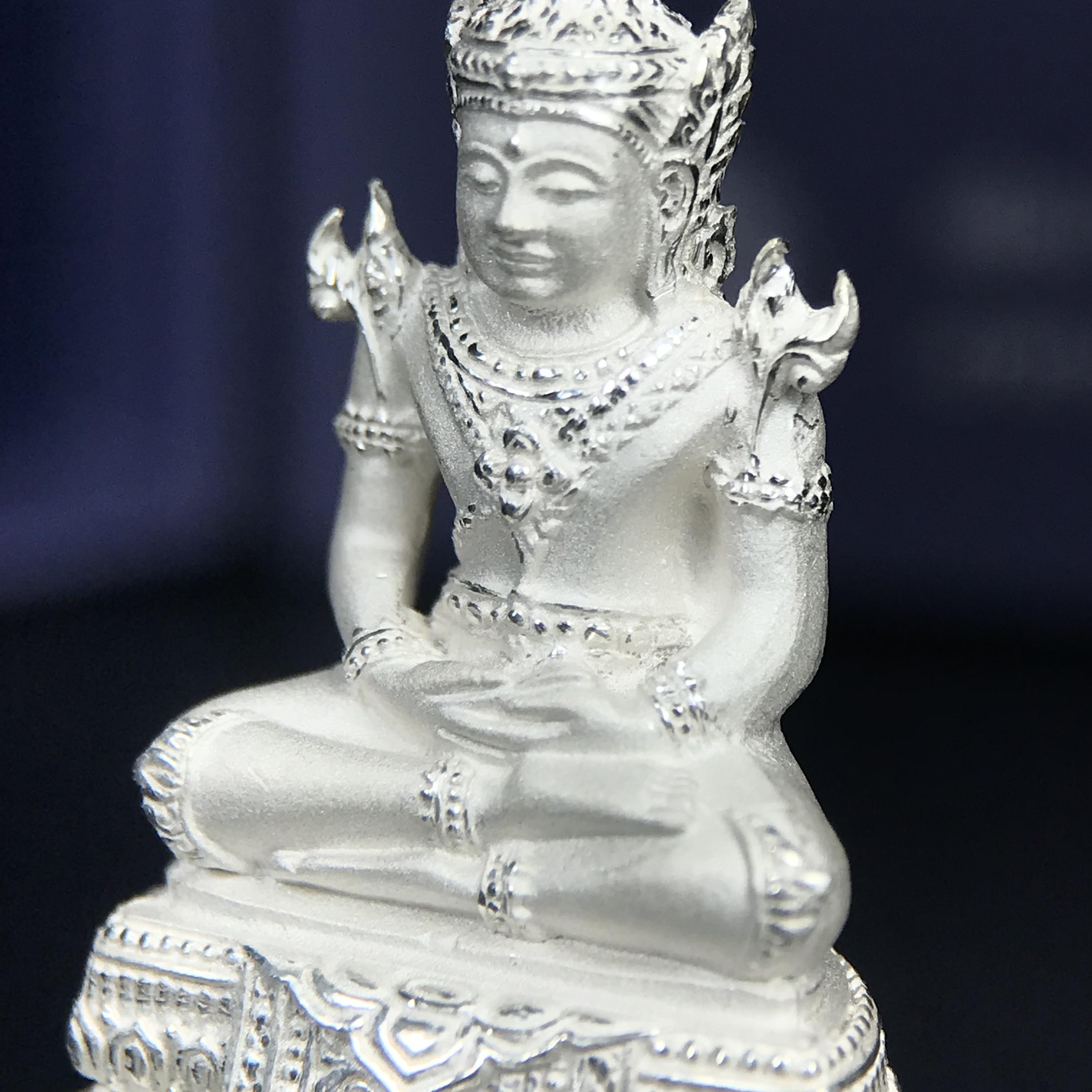 พระแก้วมรกต ภปร. ปี 2547 จัดสร้างโดยโรงพยาบาลภูมิพลอดุลยเดช เนื้อเงิน ลอยองค์ สูง 3.7 ซม.หน้าตัก 1/2 นิ้ว พิธีมหามังคาภิเษก ณ พระอุโบสถวัดพระศรีรัตนศาสดาราม(วัดพระแก้ว) งดงามทรงคุณค่าอีกหนึ่งรุ่นยอดนิยม หายาก(หมายเลขต้นๆหลักร้อย ๕๗๓)(1ใน3000องค์)