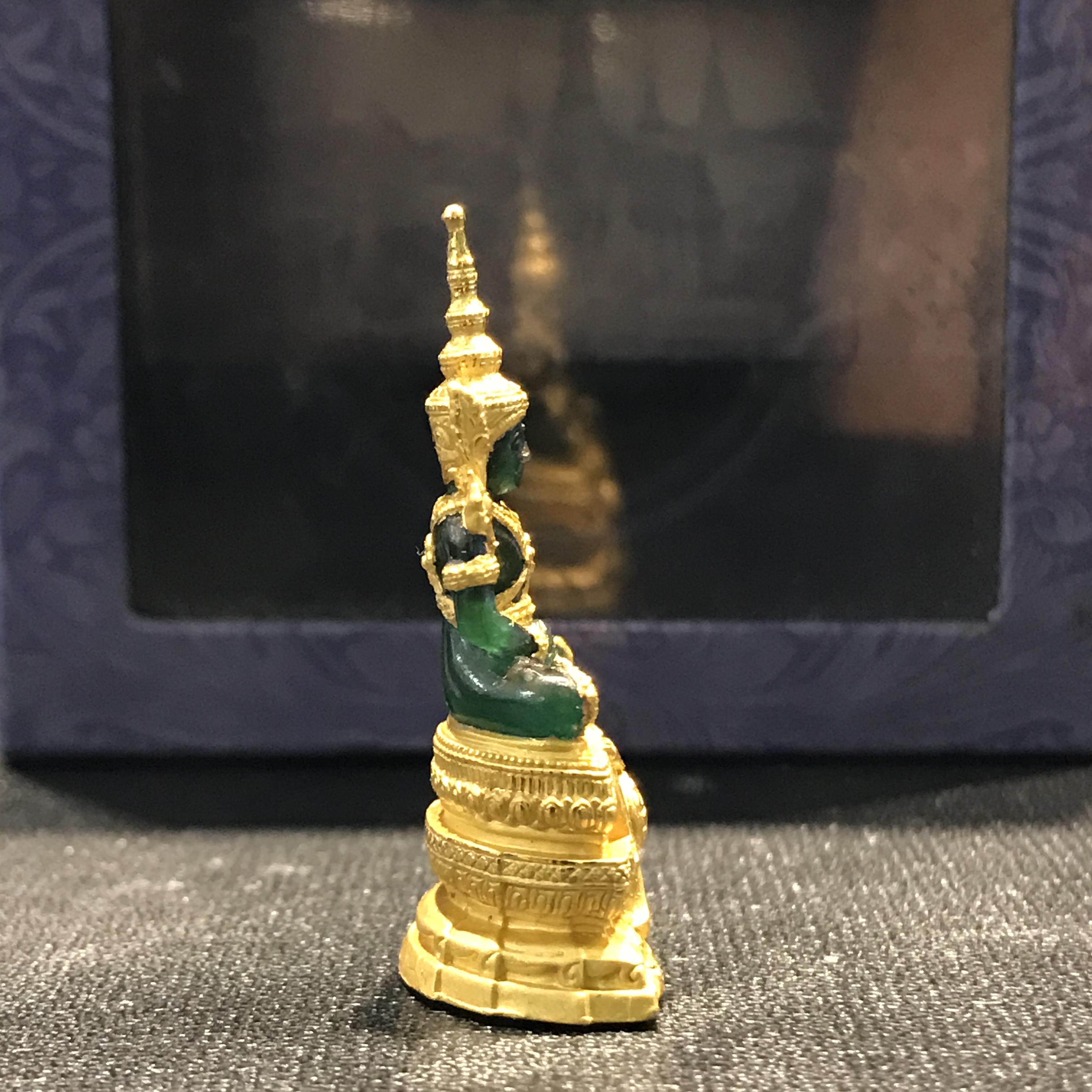 พระแก้วมรกตลอยองค์ ภปร.หน้าตัก 1/2 นิ้ว จัดสร้างโดยรพ.ภูมิพลฯ ปี2547 เนื้อเรซินหุ้มทองคำ