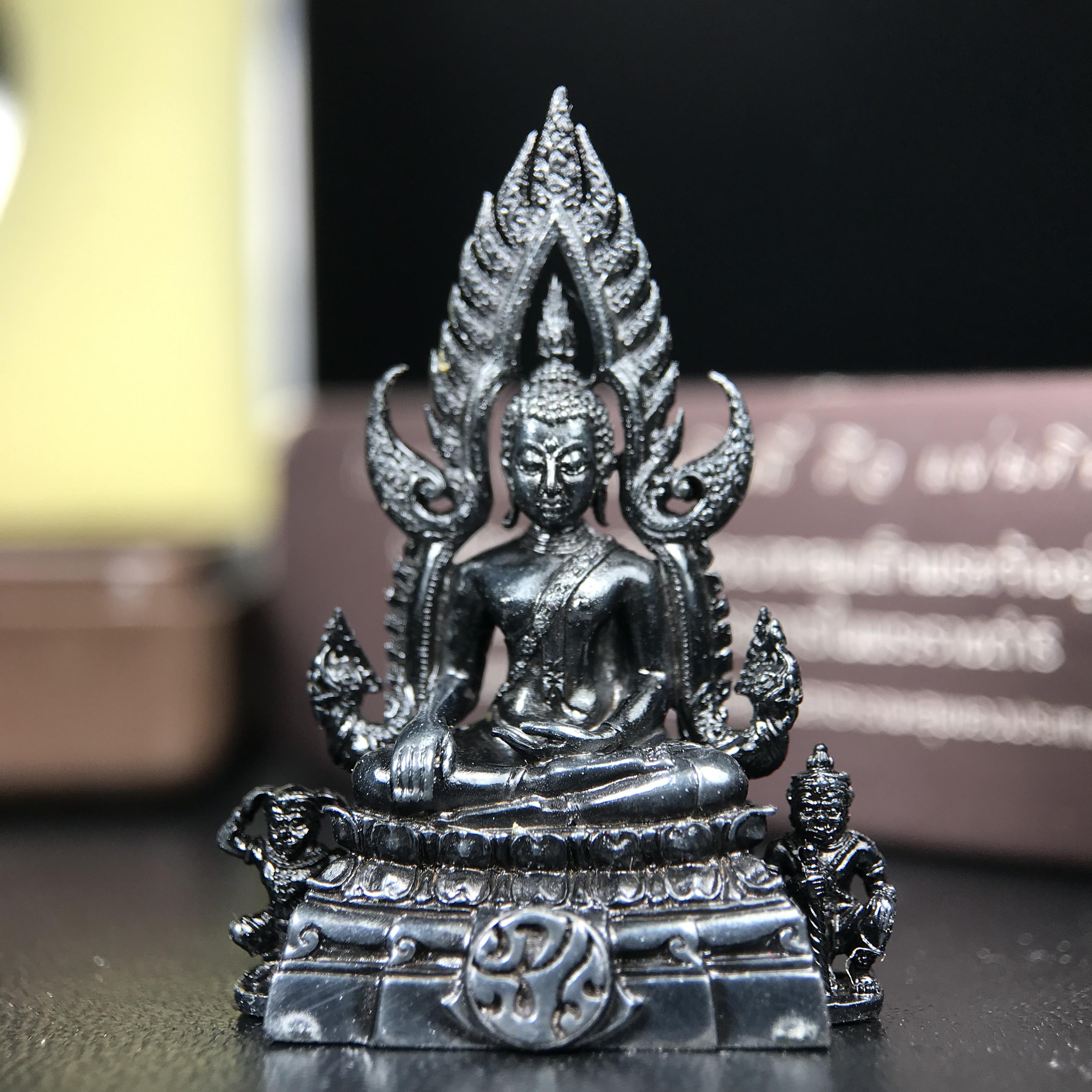 พระพุทธชินราช ภปร. โครงการ "เพราะแผ่นดินนี้ คือ แผ่นดินเกิด" ปี2548(รุ่นแรก) ลอยองค์ หน้าตัก 1/2 นิ้ว(ขนาด 3.5 x 2.5 ซม.) เนื้อเงินรมดำ(พุทธศิลป์จำลองเมื่อครั้งลอกทอง ครั้งที่3 เมื่อปี2547 ร้อยปีจะมีสักครั้ง "พระพุทธชินราชองค์ดำ")