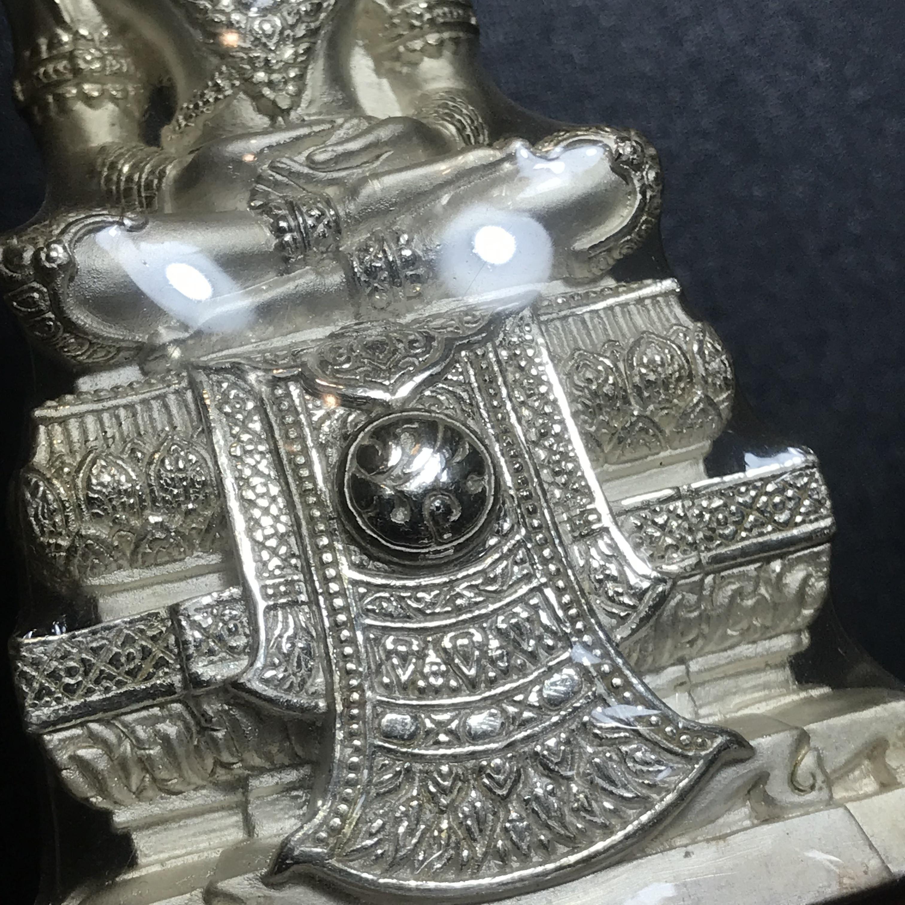 พระแก้วมรกต ภปร. ปี2547 จัดสร้างโดย รพ.ภูมิพลฯ เนื้อเงิน ลอยองค์ หน้าตัก 2 นิ้ว ครอบแก้วเดิม องค์พระซีนเดิมสวยคงสภาพเดิม(1ใน3000องค์)