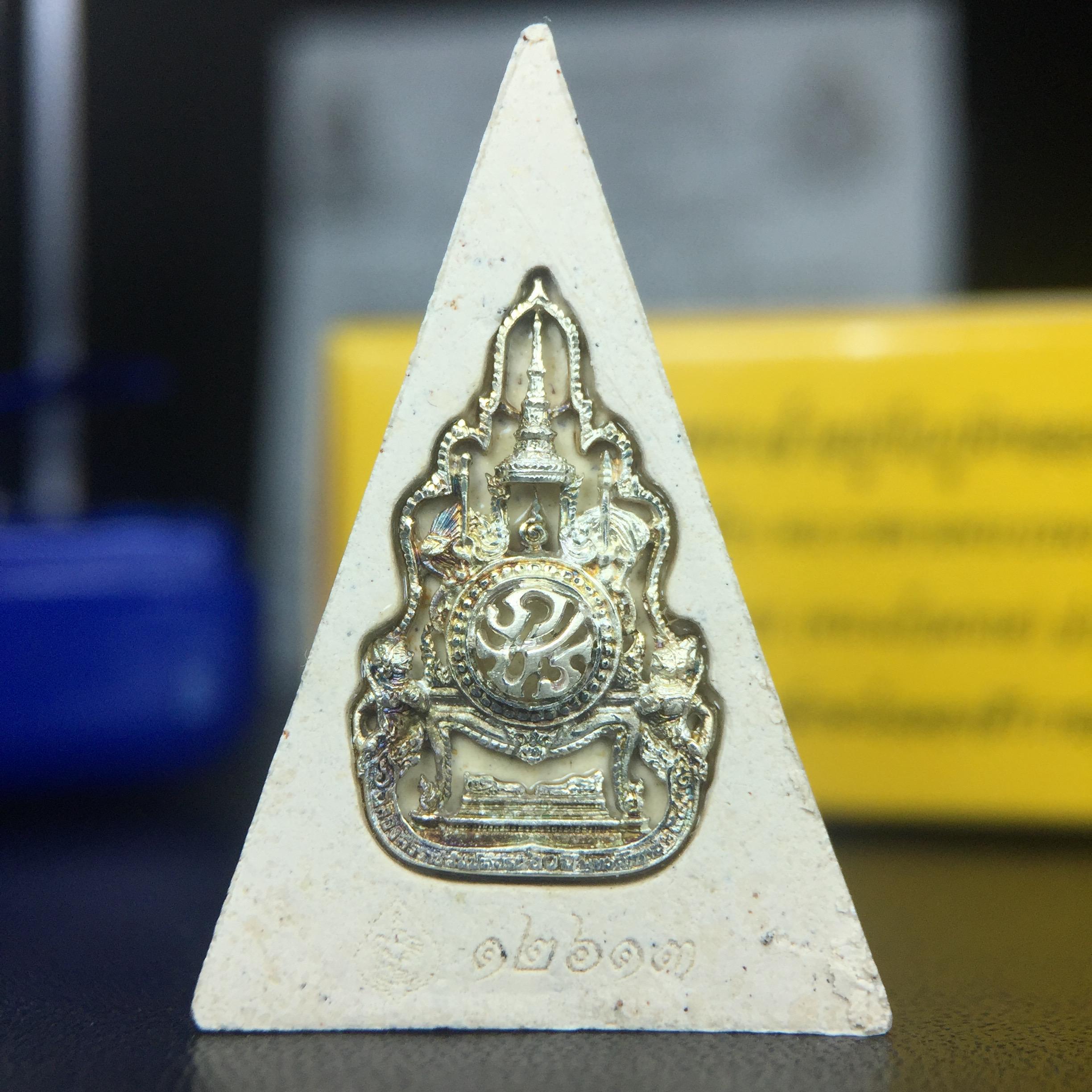 พระแก้วมรกต(จำลอง)ทรงเครื่องฤดูร้อน พระผงบูชา ด้านหน้าปิดทอง ด้านหลังตราสัญลักษณ์ฉลองสิริราชสมบัติครบ 60ปี เนื้อเงินขึ้นสีรุ้งธรรมชาติสร้างสรรค์งดงาม(รุ่นนี้ได้พระราชทานเส้นพระเจ้า(เส้นผม)รัชกาลที่9ในการจัดสร้าง)