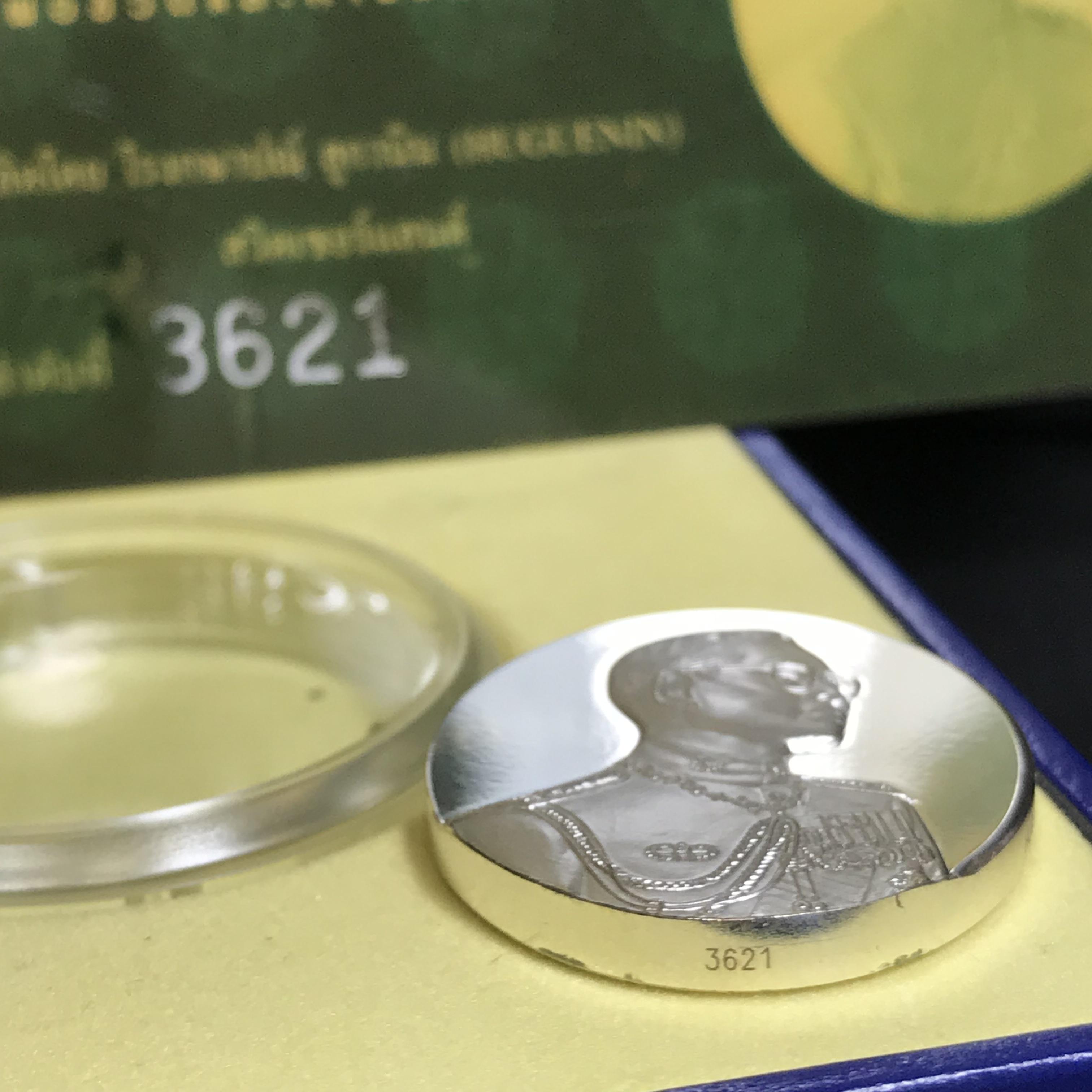 เหรียญแห่งศรัทธา ร.9 ที่ระลึก50 ปีแพทย์ศาสตร์ จุฬาฯ ปี2540 เนื้อเงินกล่องบรรจุการ์ดรับรองเดิมครบสมบูรณ์(หายาก)