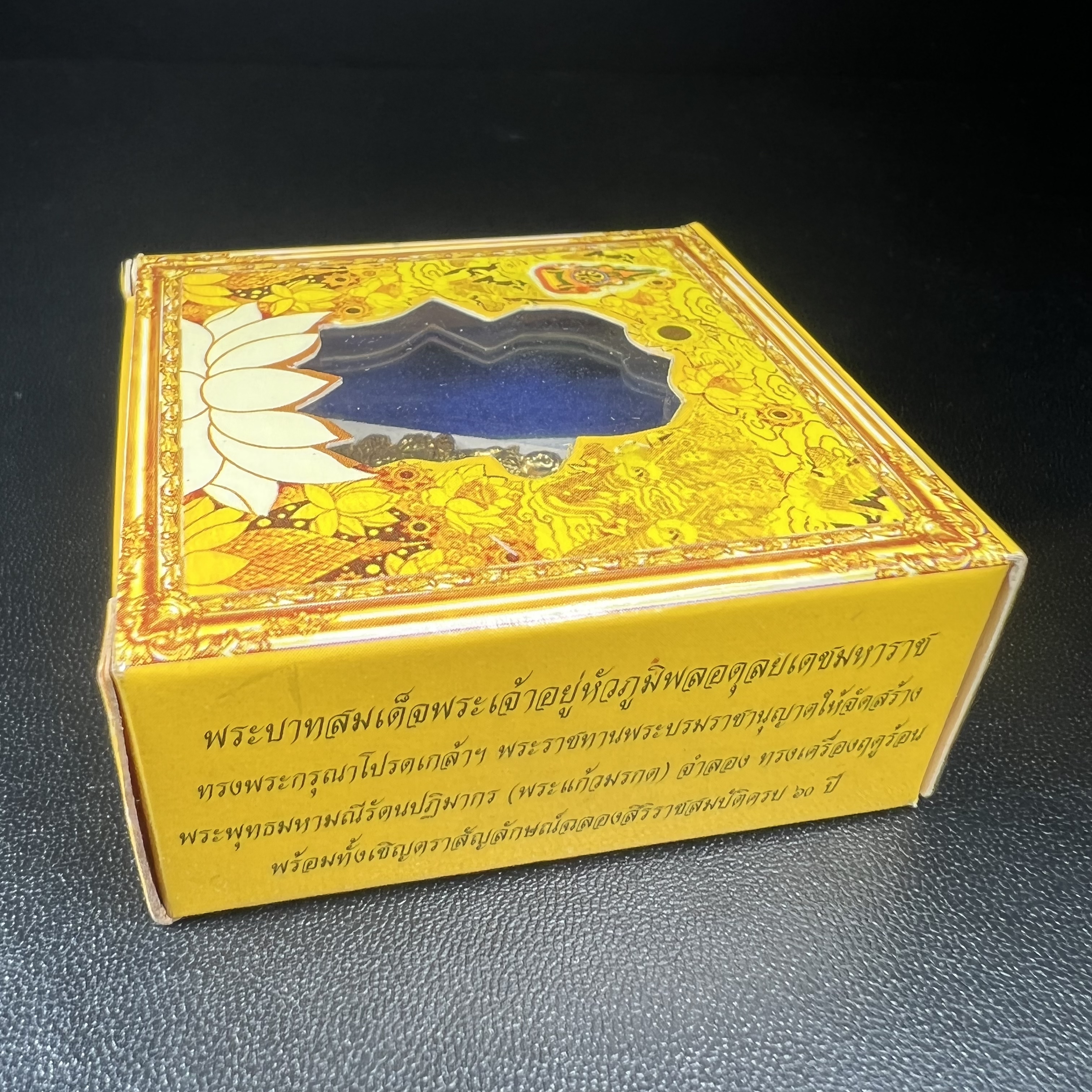 พระแก้วมรกต(จำลอง)ทรงเครื่องฤดูร้อน พระผงบูชา ด้านหน้าปิดทอง ด้านหลังตราฉลองสิริราชสมบัติครบ 60ปี เนื้อเงินขึ้นสีรุ้งธรรมชาติสร้างสรรค์งดงาม(รุ่นนี้ได้พระราชทานเส้นพระเจ้า(เส้นผม)รัชกาลที่9ในการจัดสร้าง)***องค์นี้พิเศษมองเห็นเส้นผมติดอยู่ด้านหลังชัดเจน***