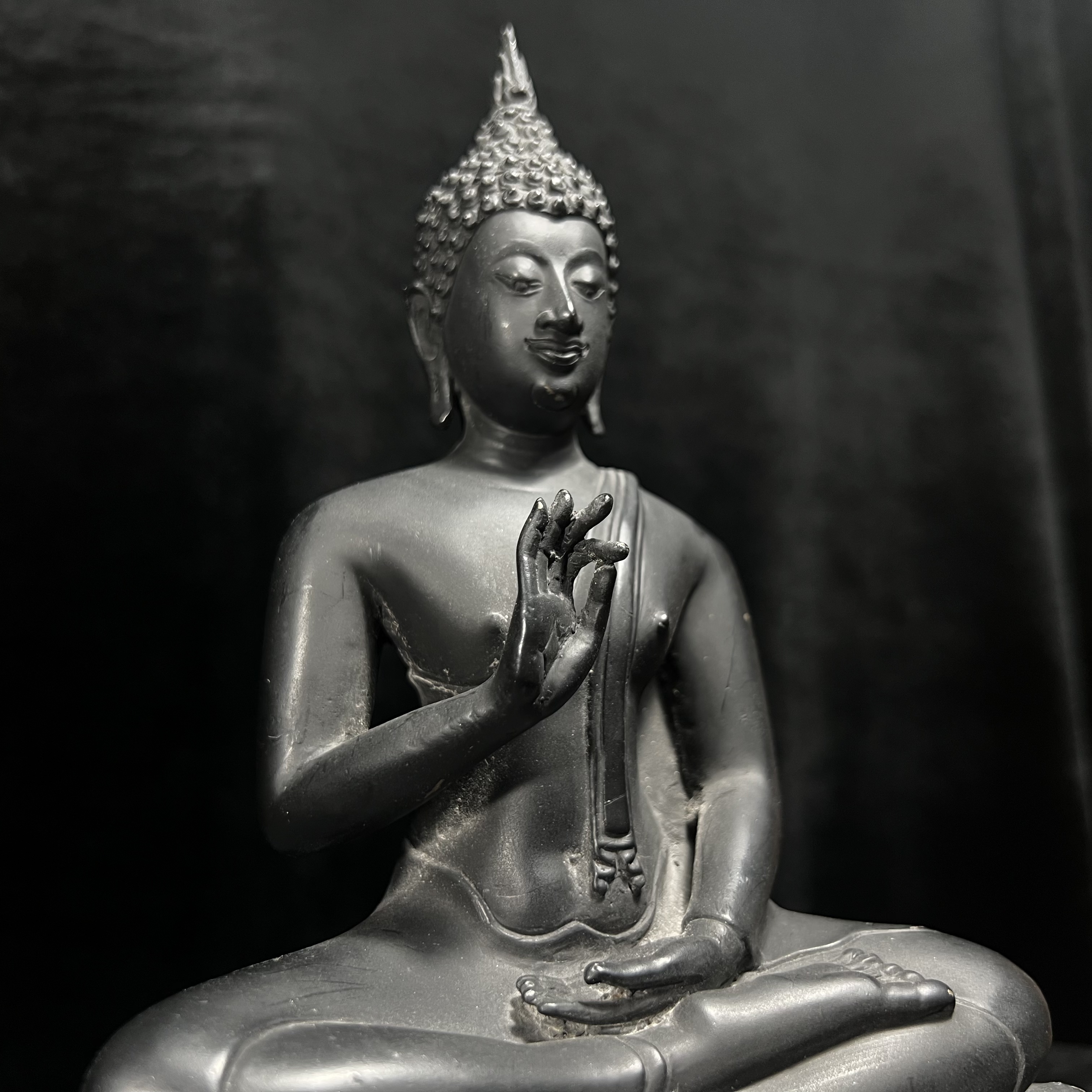 พระพุทธนรเทพศาสดา ทิพยนคราภิมงคลสถิต วัดไทยลอสแองเจลิส สหรัฐอเมริกา ฐาน ภปร. ปี 2522 หน้าตัก 5 นิ้ว เนื้อโลหะรมดำ (อีกหนึ่งพระพุทธ ชุด ภปร.ที่พบเจอและหายาก)ในหลวงรัชกาลที่ 9 เสด็จเททองหมายเลข 225(ผลรวมได้ 9 เลขมหามงคลเจริญก้าวหน้าในทุกด้าน) 1 ใน 2523 องค์