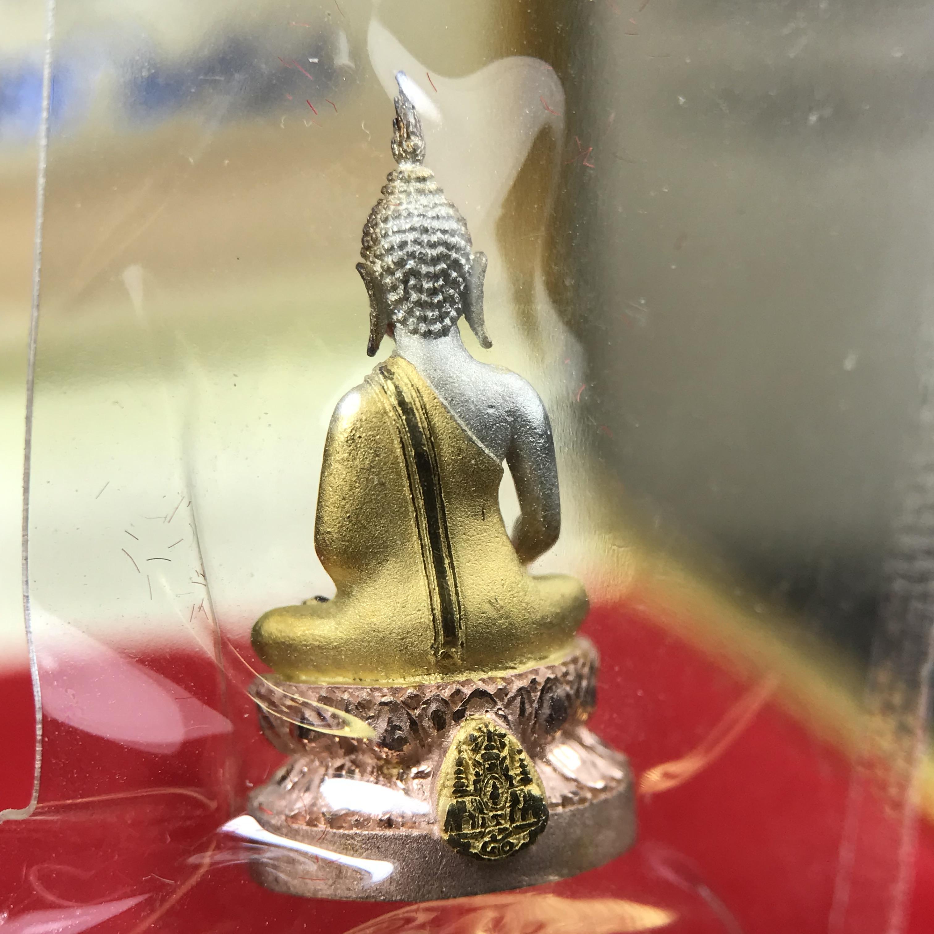 พระชัยวัฒน์พระพุทธนวราชบพิตร ครองสิริราชสมบัติครบ 50 ปี พ.ศ.2540 ขนาดสูง 1.9 ซม. เนื้อเงินสามกษัตริย์(ผิวเดิม)(ซีนซองเดิม) พร้อมกล่องบรรจุเดิมครบสมบูรณ์ 1ใน 9500 องค์(พุทธนวราชบพิตร นิมิตรหมายแห่งความสามัคคี ด้วยไมตรีแห่งองค์พระภูมิพล)