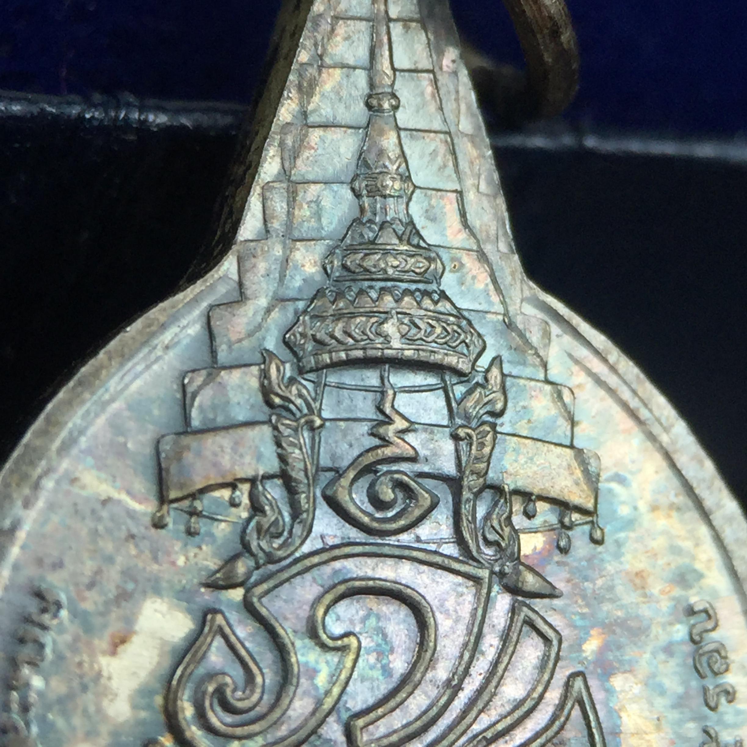 เหรียญพระชัยหลังช้าง ภปร. ครบ 5 รอบ ในหลวงรัชกาลที่9 พ.ศ.2530 พิมพ์เล็ก เนื้อเงิน(หนัก 2 สลึง)(สภาพผิวเดิมขึ้นสีรุ้งธรรมชาติสวยมาก)หายาก สภาพสวยเดิมพร้อมกล่องบรรจุเดิมครบสมบูรณ์(พิธีใหญ่ รุ่นยอดมนิยม)