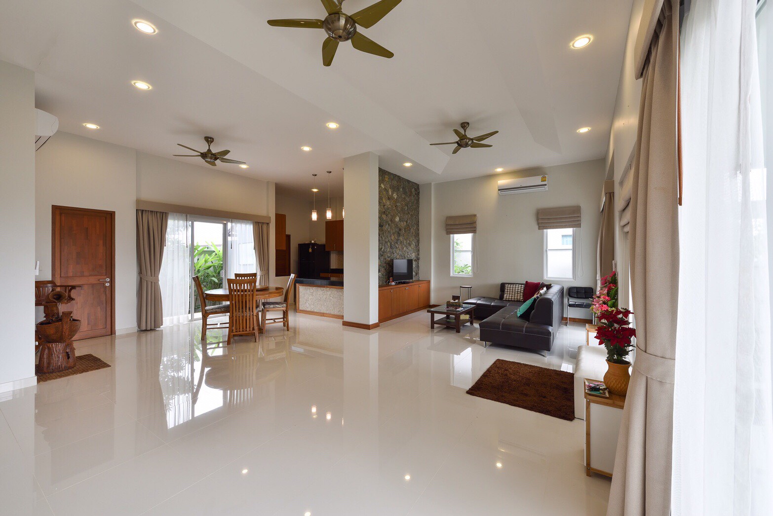 For Sales/Rent : 4 bed room private poool villa tropical modern style locate in Bandon-Cherntalay road.