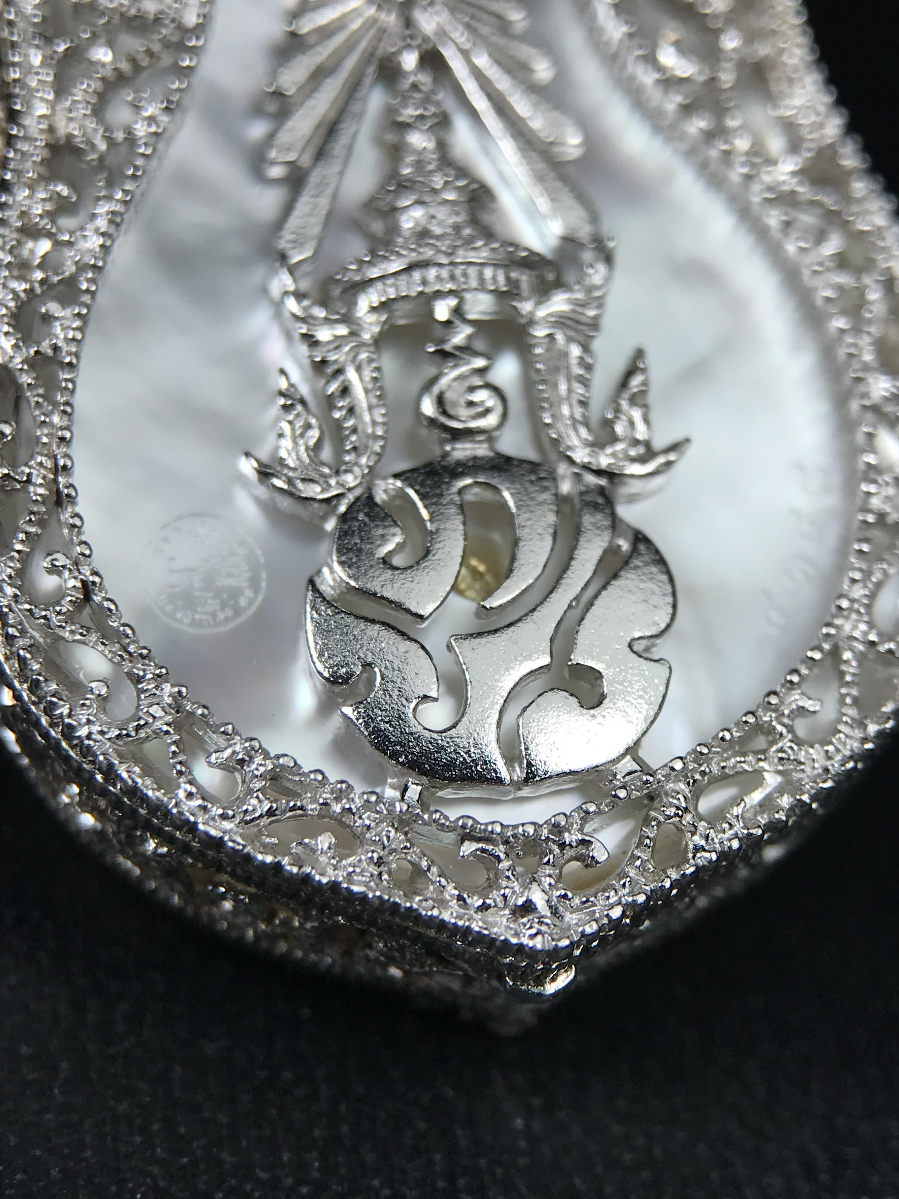 พระพุทธชินราช ภปร. โครงการ "เพราะแผ่นดินนี้ คือ แผ่นดินเกิด" ปี2548(รุ่นแรก) เหรียญทรงเสมา ขนาด 21 x 29 มม.เนื้อเงินสามกษัตริย์ องค์พระชุบสามกษัตริย์ ล้อมด้วยกรอบเงินชุบทองคำขาวสลักเสลาเป็นลวดลายละเอียดอ่อน ส่วนพื้นองค์พระเป็นเปลือกหอยมุขงดงาม