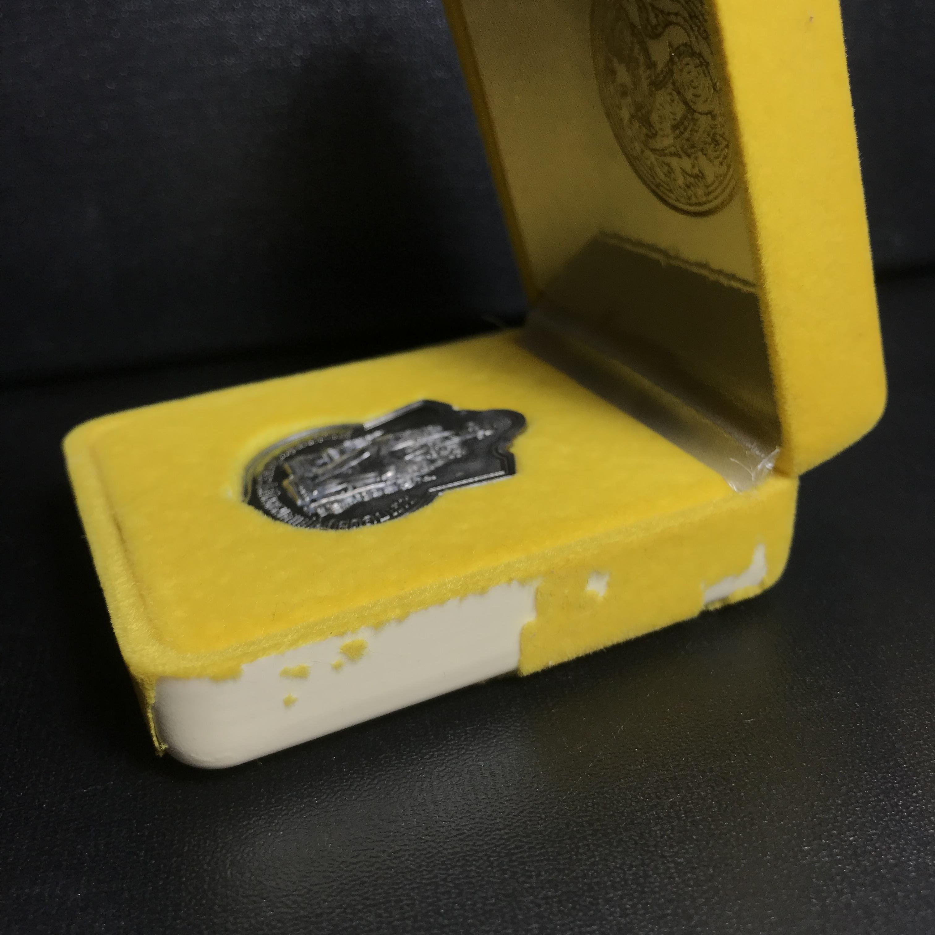 เหรียญพระบาทสมเด็จพระเจ้าอยู่หัว รัชกาลที่9ประทับนั่งบัลลังก์ กระทรวงมหาดไทยจัดสร้าง ปี2539 เนื้อเงินกล่องบรรจุเดิมสภาพสวย เนื้อเงินผิวเดิมขึ้นสีรุ้งธรรมชาติ แบบนิยม หายาก