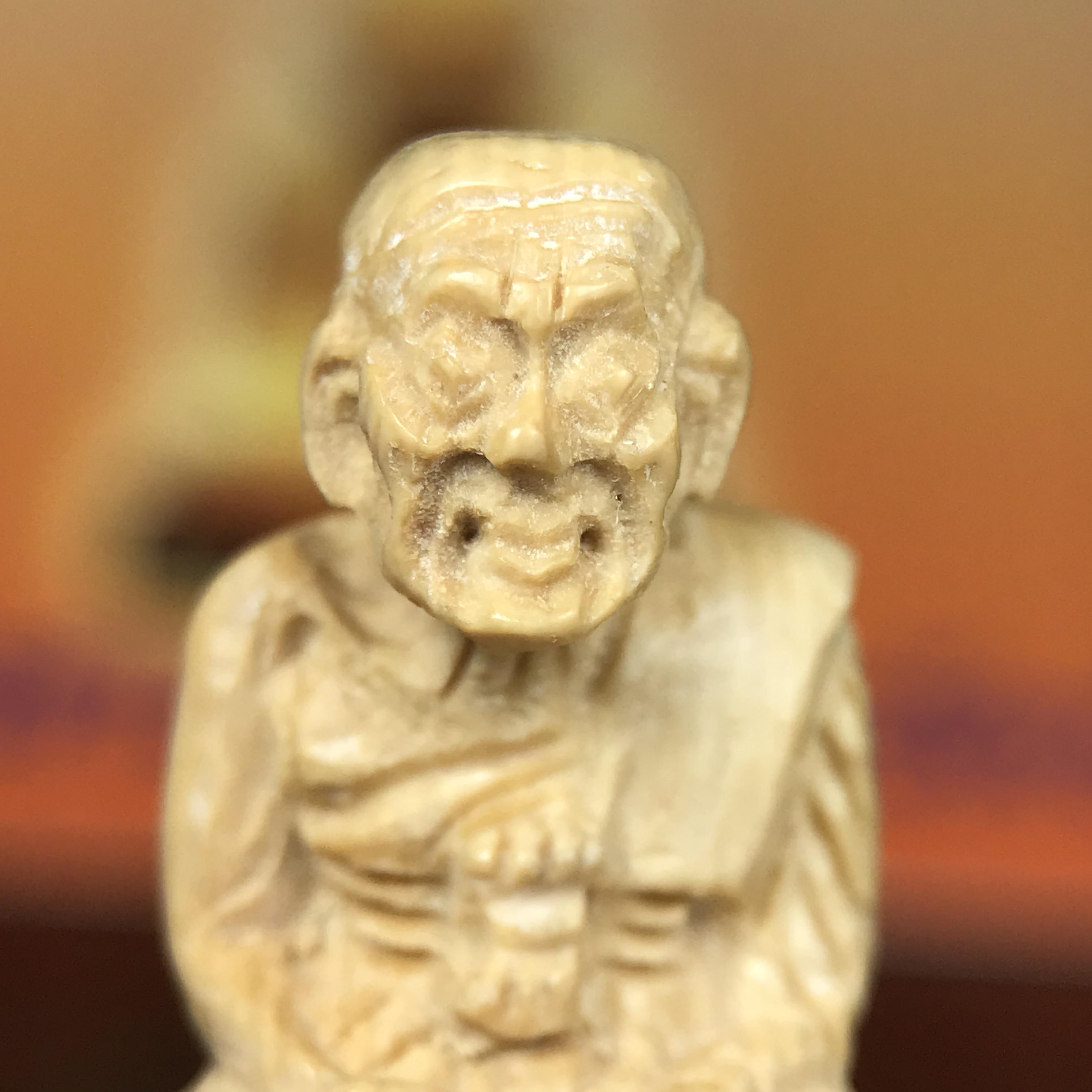 สมเด็จหลวงพ่อทวด รุ่นคชสารหมื่นปี (ศิลปาชีพ) วัดช้างให้ ปี 2541โดยมีท่าน อ.นอง วัดทรายขาว เป็นเจ้าพิธี และมีเกจิร่วมปลุกเสก 108 รูป บรรจุผงว่านเก่าและดินกากยายักษ์(พิมพ์ลอยองค์ฐานทองคำโค๊ตทองคำ)พร้อมกล่องบรรจุและใบรับรองเดิมครบ นิยมหายาก