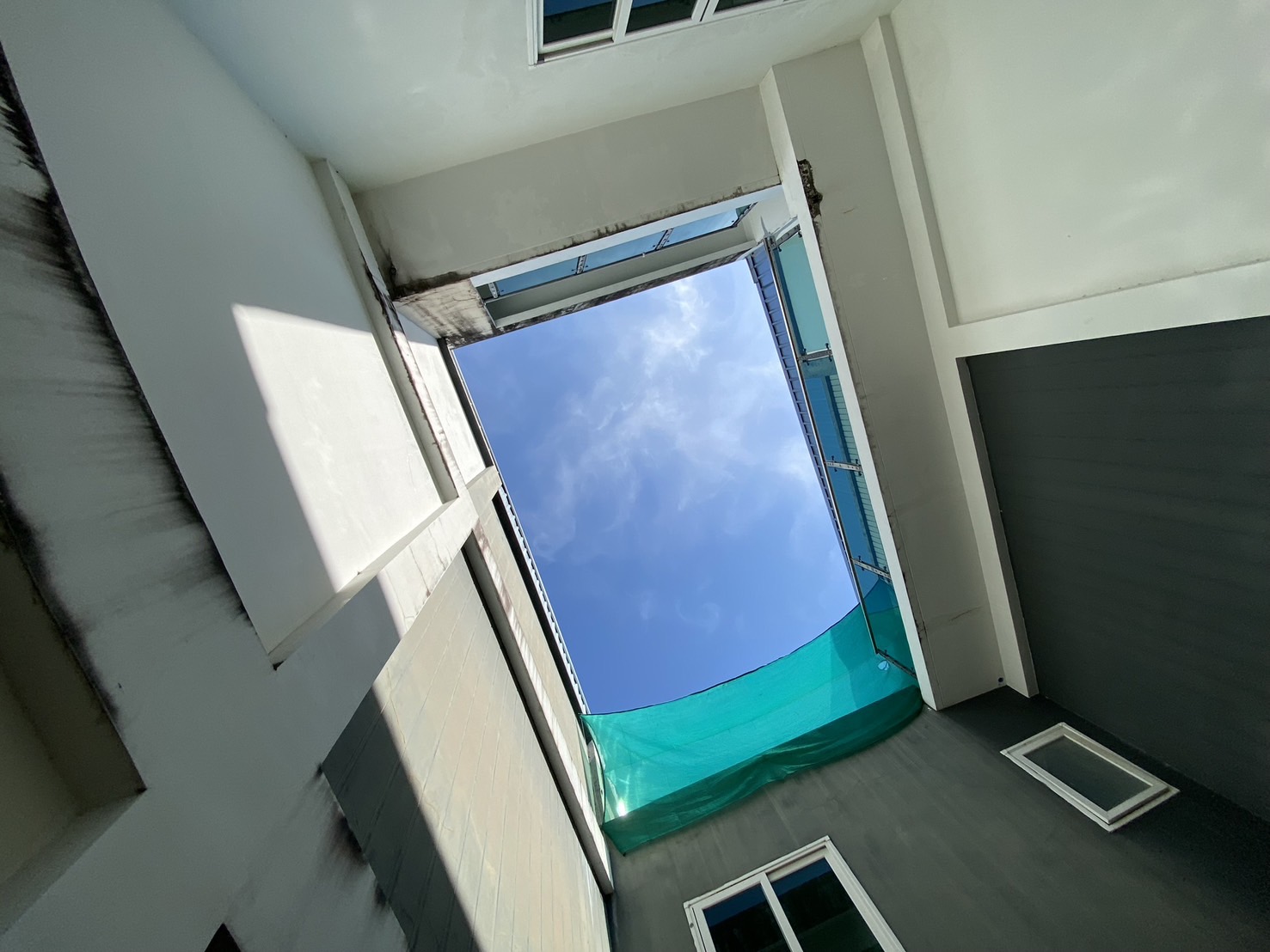 For Sales : Sea front, 2-Story commercial buildings, 3 Bedroom 6 Bathroom