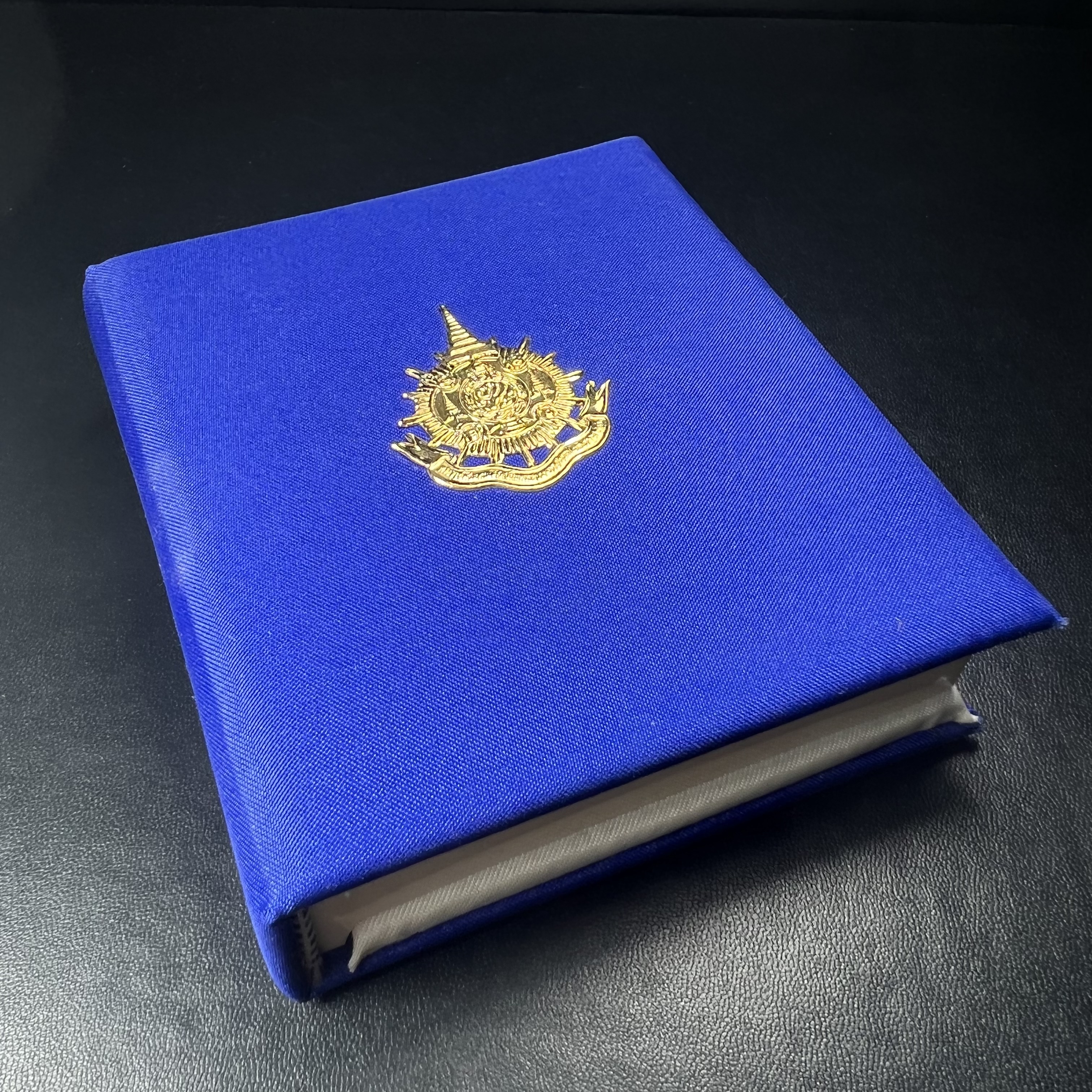 พระพุทธชินราช ภปร. ในวโรกาสพระราชพิธีมหามงคล เฉลิมพระชนมายุ6รอบ 5ธันวาคม2542 มูลนิธิพิทักษ์ดวงตาประชาชน จัดสร้าง เนื้อเงินบริสุทธิ์ 99.9% แบบสามกษัตริย์ขัดเงาบางส่วน พิมพ์ใหญ่ ขนาดสูง 3.4 ซม. พร้อมกล่องบรรจุเดิม