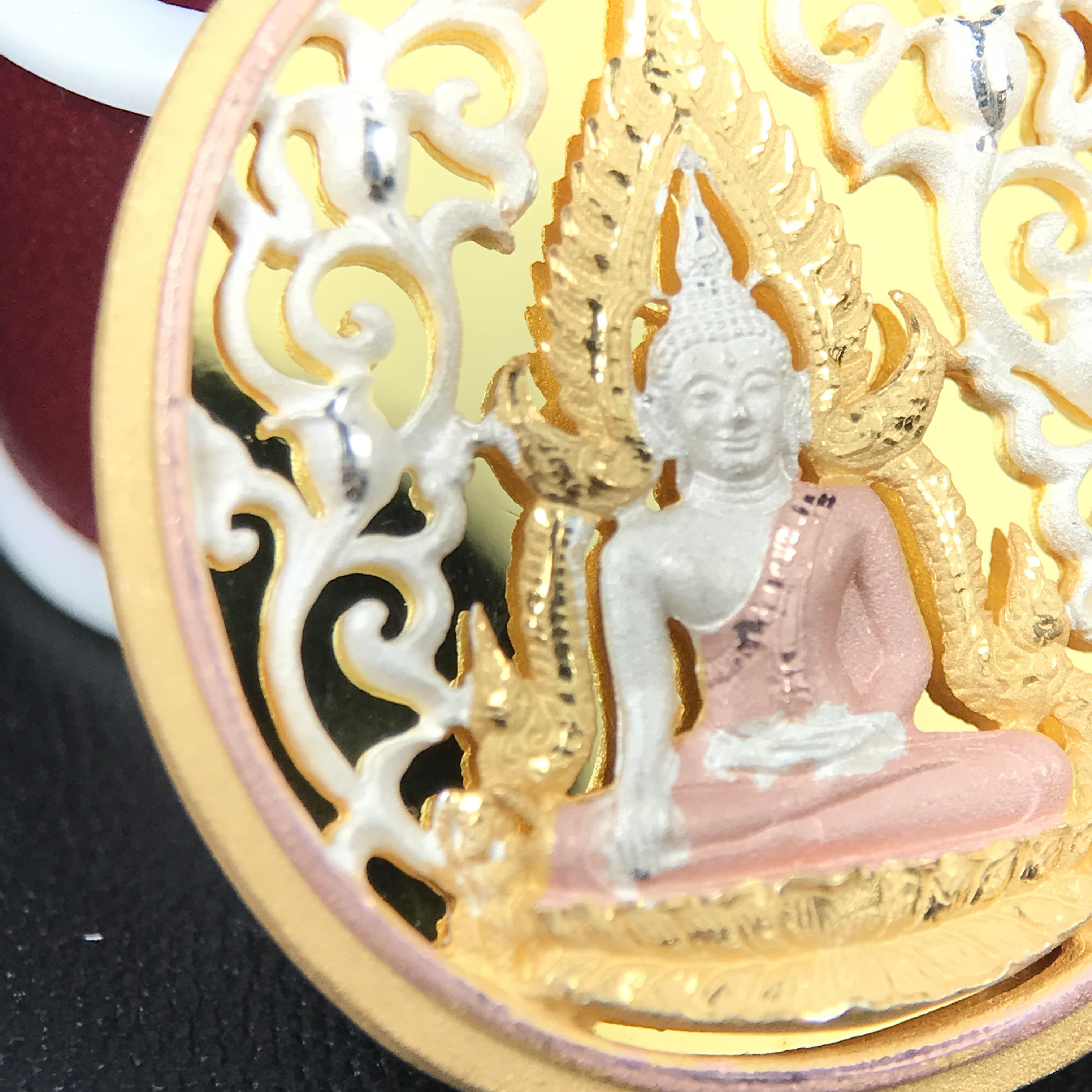 พระพุทธชินราช รุ่น ประวัติศาสตร์ มูลนิธิเพื่อตำรวจไทยจัดสร้าง ปี 2562 เนื้อเงินชุบสามกษัตริย์ขัดเงา พิมพ์เหรียญรูปไข่ฉลุลายไทย พิมพ์ใหญ่ พระพุทธชินราช แบบจิวเวอร์รี่(ขนาดสูง 2.9 ซม.)(สภาพสวยซีนซองเดิม กล่องบรรจุเดิมครบสมบูรณ์)(เลขเรียงสวย องค์หมายเลข 123)