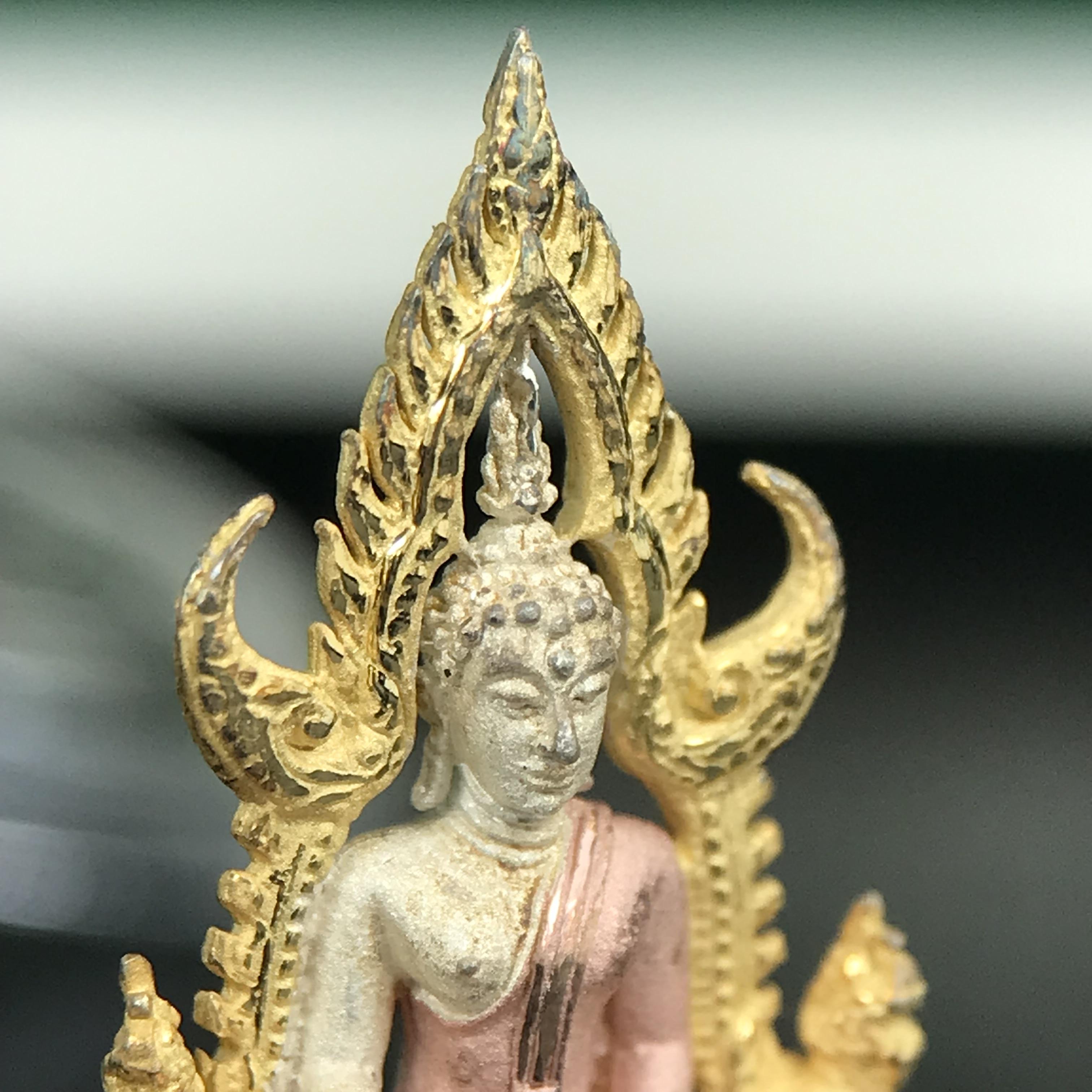 พระพุทธชินราช ภปร. ในวโรกาสพระราชพิธีมหามงคล เฉลิมพระชนมายุ6รอบ 5ธันวาคม2542 มูลนิธิพิทักษ์ดวงตาประชาชน จัดสร้าง เนื้อเงินบริสุทธิ์ 99.9% แบบสามกษัตริย์ขัดเงาบางส่วน พิมพ์กลาง ขนาดสูง 2.4 ซม. พร้อมกล่องบรรจุเดิม