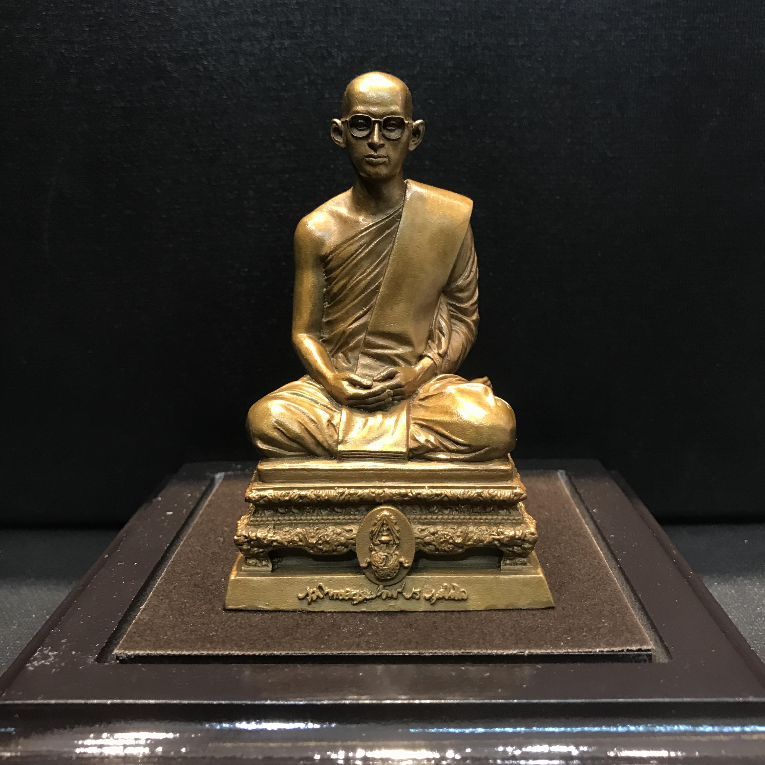 พระบรมรูปพระบาทสมเด็จพระเจ้าอยู่หัวทรงผนวช กำลังแผ่นดิน ปี2554