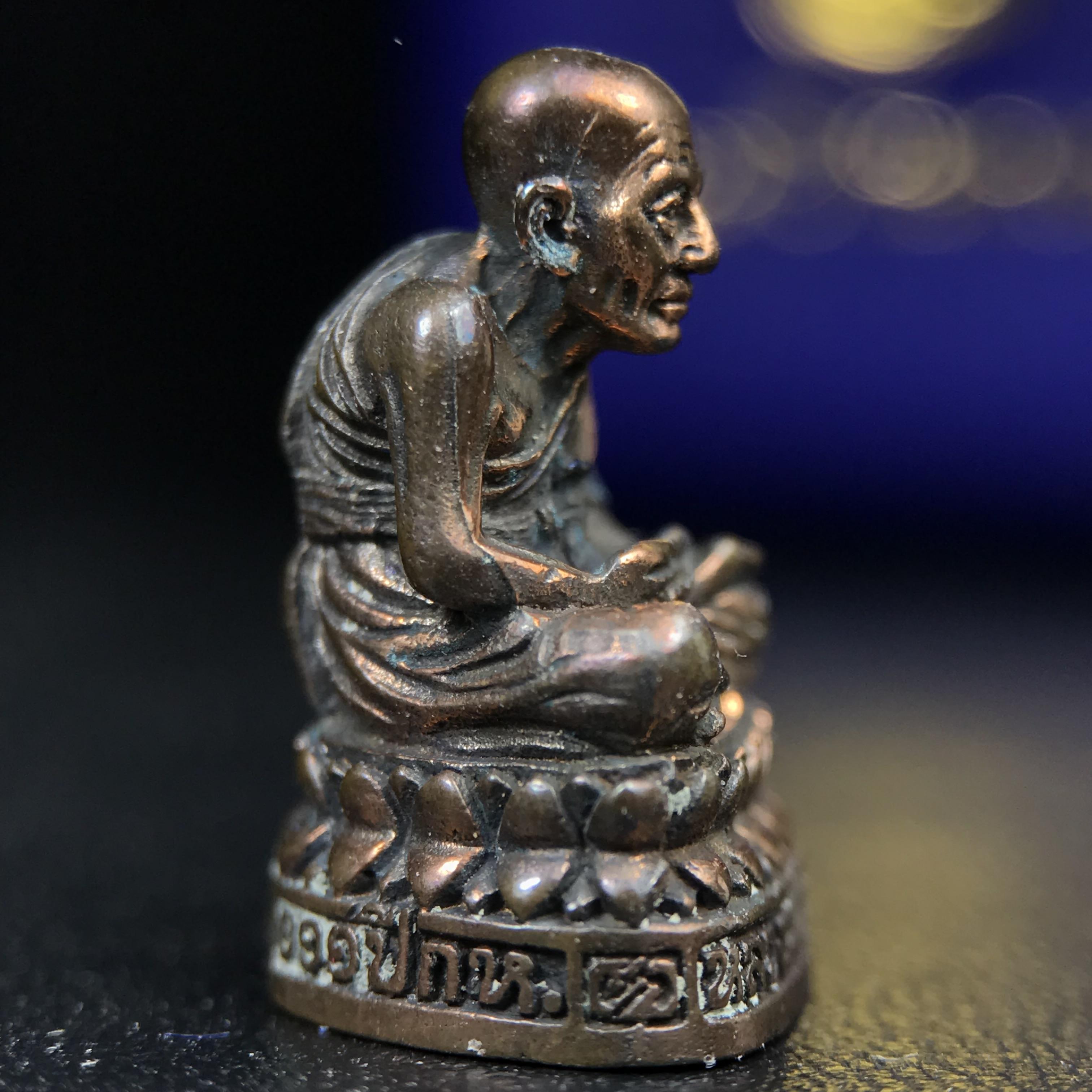 รูปเหมือนหล่อลอยองค์หลวงปู่ทวด รุ่น 111ปี กระทรวงกลาโหม เนื้อนวโลหะรมดำ-ปัดเงา ปี2540 พิธีใหญ่ เข้มขลัง นิยม พร้อมกล่องบรรจุเดิม(คัดสภาพสวยผิวเทพๆผิวรุ้งๆ)ทั้งพิธีทั้งพุทธศิลป์ทรงคุณค่าอีกหนึ่งรุ่นยอดนิยม