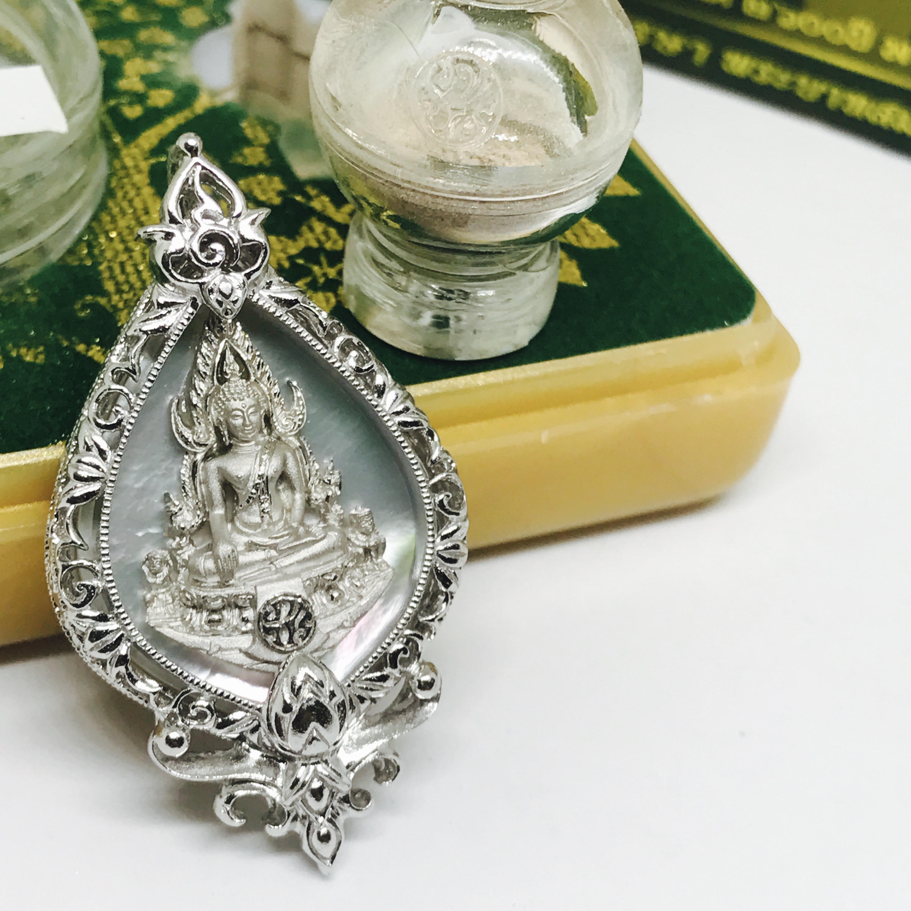 เหรียญพระพุทธชินราช(จำลอง) ภ.ป.ร. 84พรรษา ทรงหยดน้ำ เนื้อเงินชุบทองคำขาว