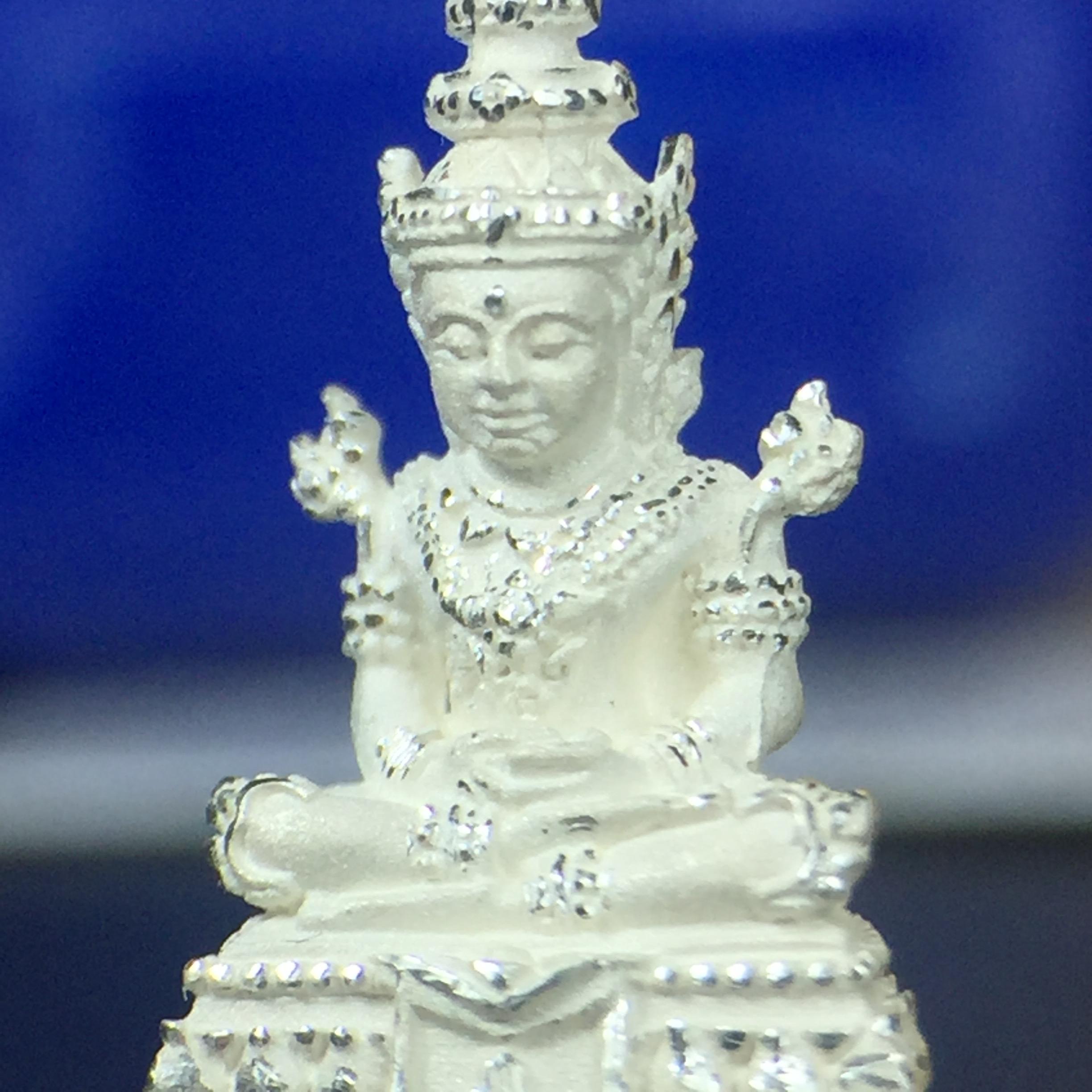 พระแก้วมรกต(จำลอง)ลอยองค์ ขนาดหน้าตัก 1/4 นิ้ว ทรงเครื่องฤดูร้อน เนื้อเงิน ตราสัญลักษณ์ฉลองสิริราชสมบัติครบ 60 ปี พ.ศ.2549(สภาพสวย ครบ สมบูรณ์)