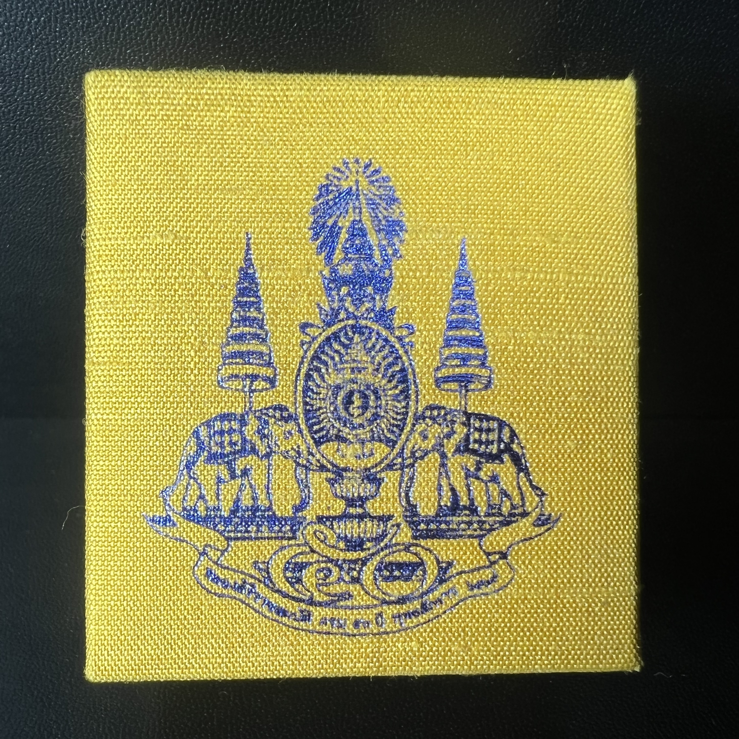 เหรียญพระพิฆเนศวร ญสส. ชุดกาญจนาภิเษกครองราชย์ 50 ปี พุทธศักราช 2538 พิมพ์เล็ก(1.9 ซม.) เนื้อเงินผิวเดิมกลับดำเข้มขลังงดงามธรรมชาติ สภาพสวยเดิมพร้อมกล่องบรรจุเดิม ตอกโค๊ดหมายเลขกำกับ(1ใน1000องค์)