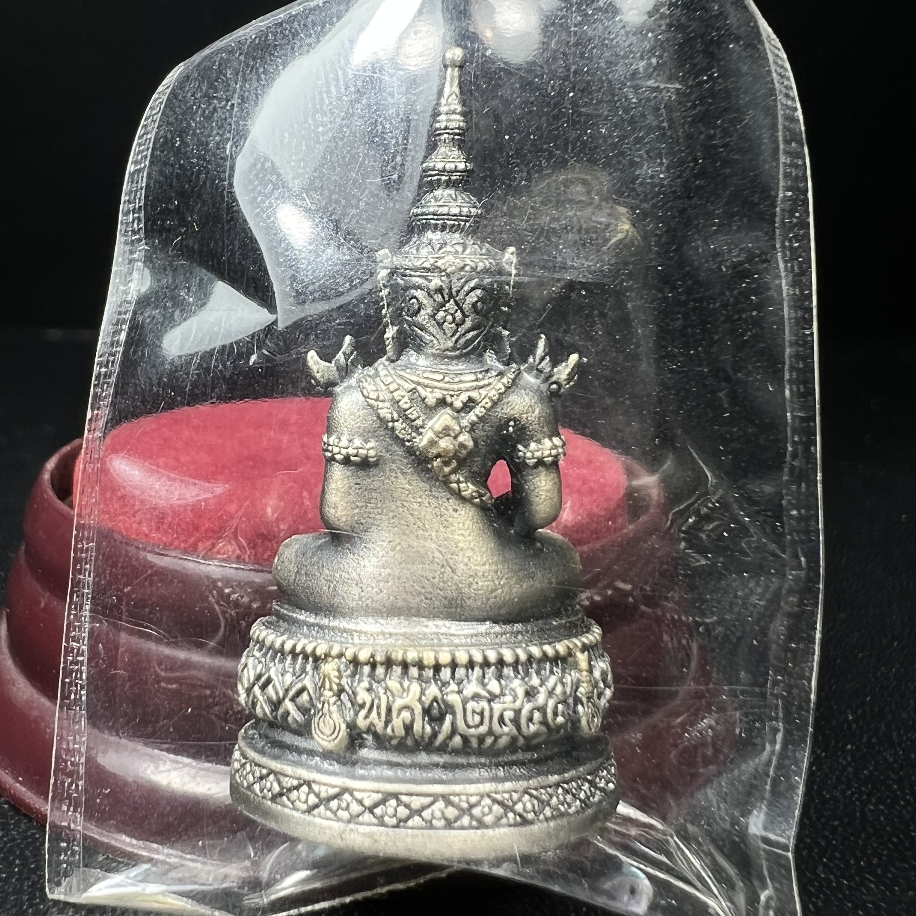 พระแก้วมรกต ภปร.(รุ่นแรก) ปี2545 รุ่นฉลองกรุงรัตนโกสินทร์ครบ 220 ปี พิมพ์ลอยองค์ใหญ่ เนื้ออัลปาก้า ชุบเงินลงดำ ขนาด 19*35 มม. พร้อมครอบตั้งโชว์เดิม องค์พระซีนซองเดิม สวยครบสมบูรณ์