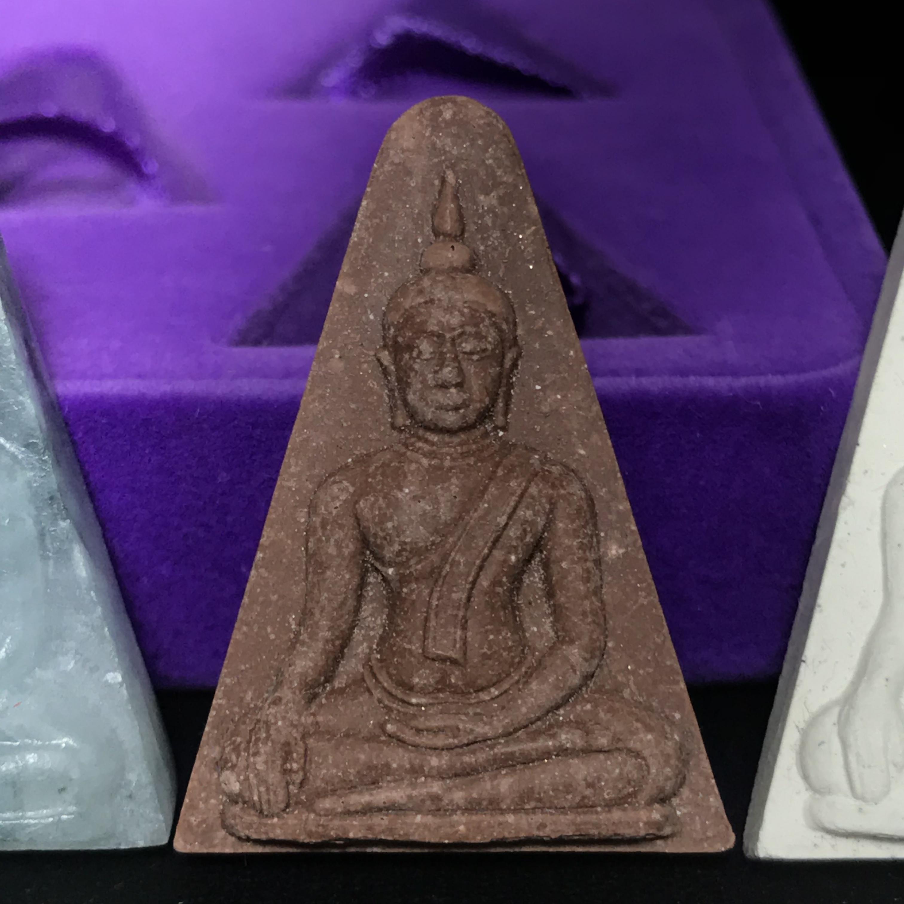 พระนางพญาเสน่ห์จันทร์ สธ. สร้างในวโรกาสทรงเจริญพระชนมายุ 50 พรรษา สมเด็จพระเทพฯ พ.ศ.2548 ชุดพิเศษ (1 ใน 5000 ชุด)หายาก