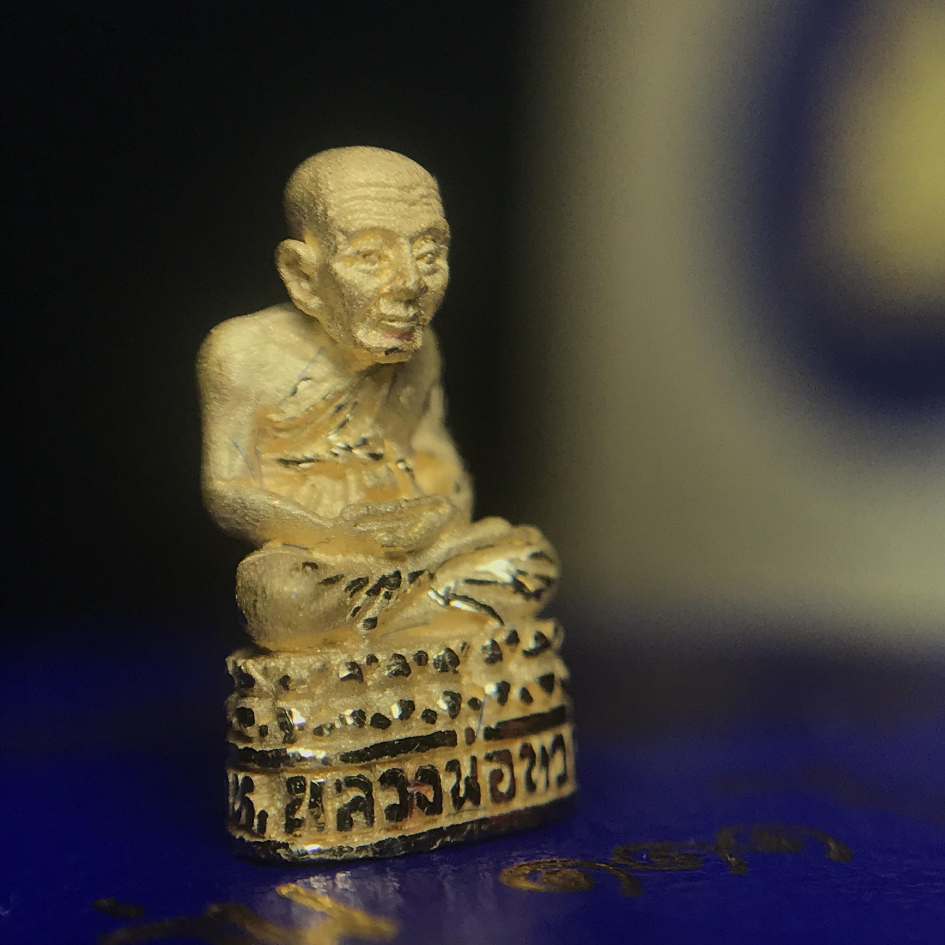 รูปหล่อลอยองค์หลวงปู่ทวด รุ่น 111ปี กระทรวงกลาโหม เนื้อทองคำพิมพ์เล็ก สร้างด้วยเนื้อทองคำบริสุทธิ์ 99.99% ปี2540 พิธีใหญ่ นิยม สภาพสวยสุดๆ พร้อมกล่องและการ์ดใบรับรองเดิม