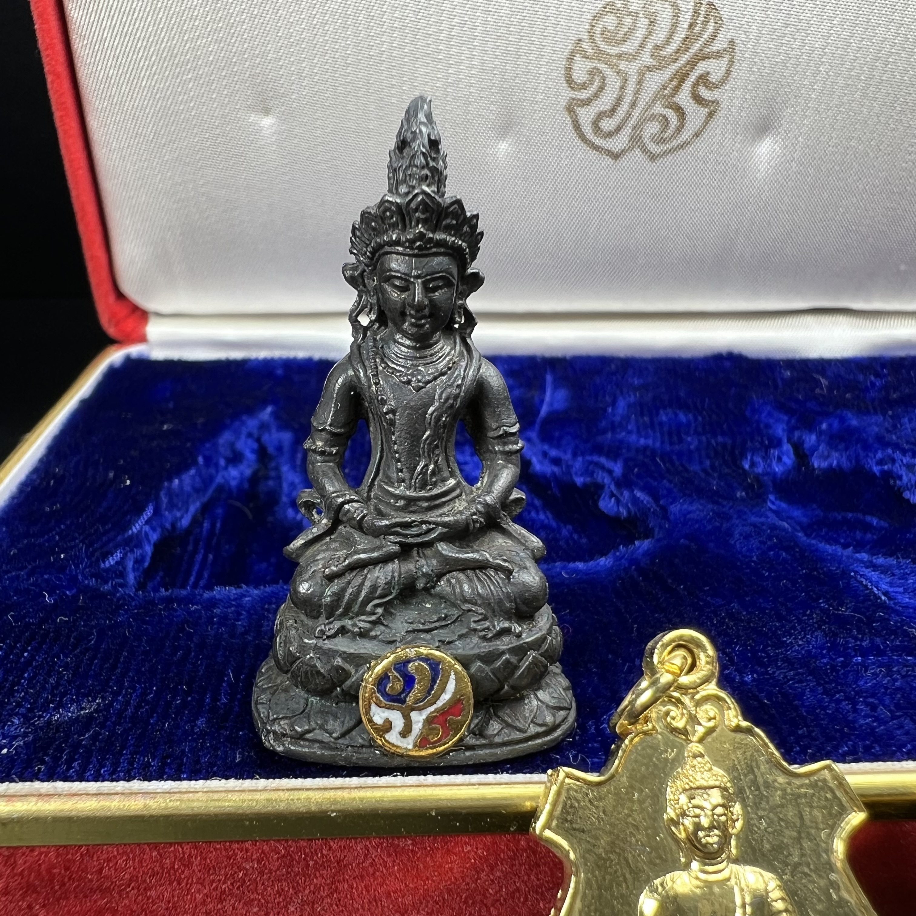 พระไวโรจนะพุทธ(กริ่งธิเบต ภปร.) ท่านเจ้าคุณโพธิ์แจ้ง วัดมังกรกมลาวาส(เล่งเน่ยยี่) ปี 2515(รุ่นแรก) ชุดพิเศษกรรมการ พิธีใหญ่ฉลอง ๑๐๐ปี วัดมังกรกมลาวาส (ในหลวงรัชกาลที่ ๙ ทรงเสด็จเททอง ) หลวงปู่โต๊ะ วัดประดู่ฉิมพลีเมตตาอธิษฐานจิตปลุกเสก (หายากมาก)
