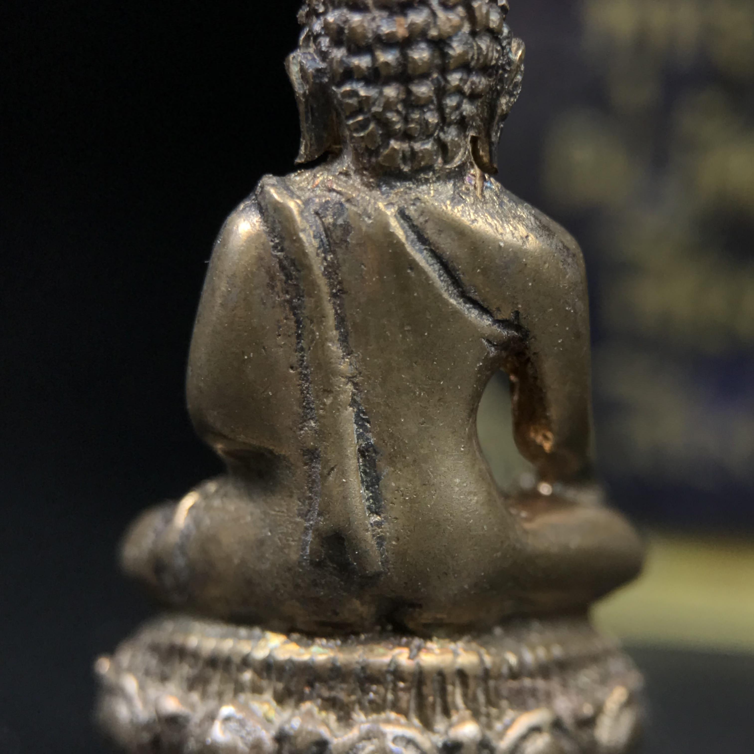 พระกริ่งสิงห์หนึ่งดอยตุง(ก้น ช) เนื้อนวโลหะ รุ่นบูรณะพระธาตุดอยตุง พ.ศ. 2516 สภาพสวยกล่องเดิม(หายาก)