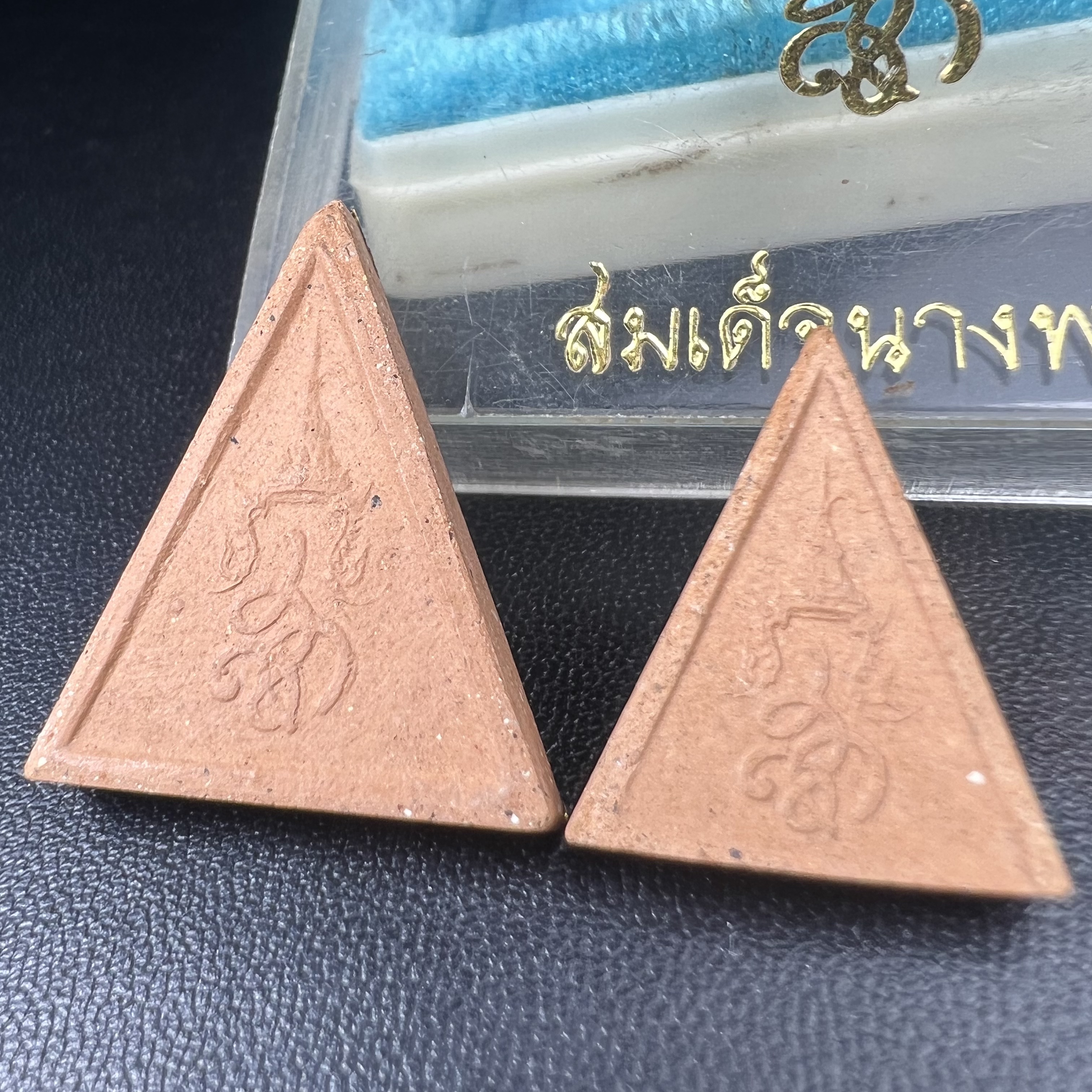 พระสมเด็จนางพญา สก. วัดบวรนิเวศวิหาร ปี2519 ชุดพิเศษกรรมการ หน้ากากทองคำ พิมพ์ใหญ่-เล็กกล่องบรรจุเดิม(ในหลวงรัชกาลที่9และสมเด็จพระราชินี เสด็จร่วมในพิธี)(พิธีใหญ่)(มวลสารดี)(พบเจอและหายากที่สุดในรุ่น)