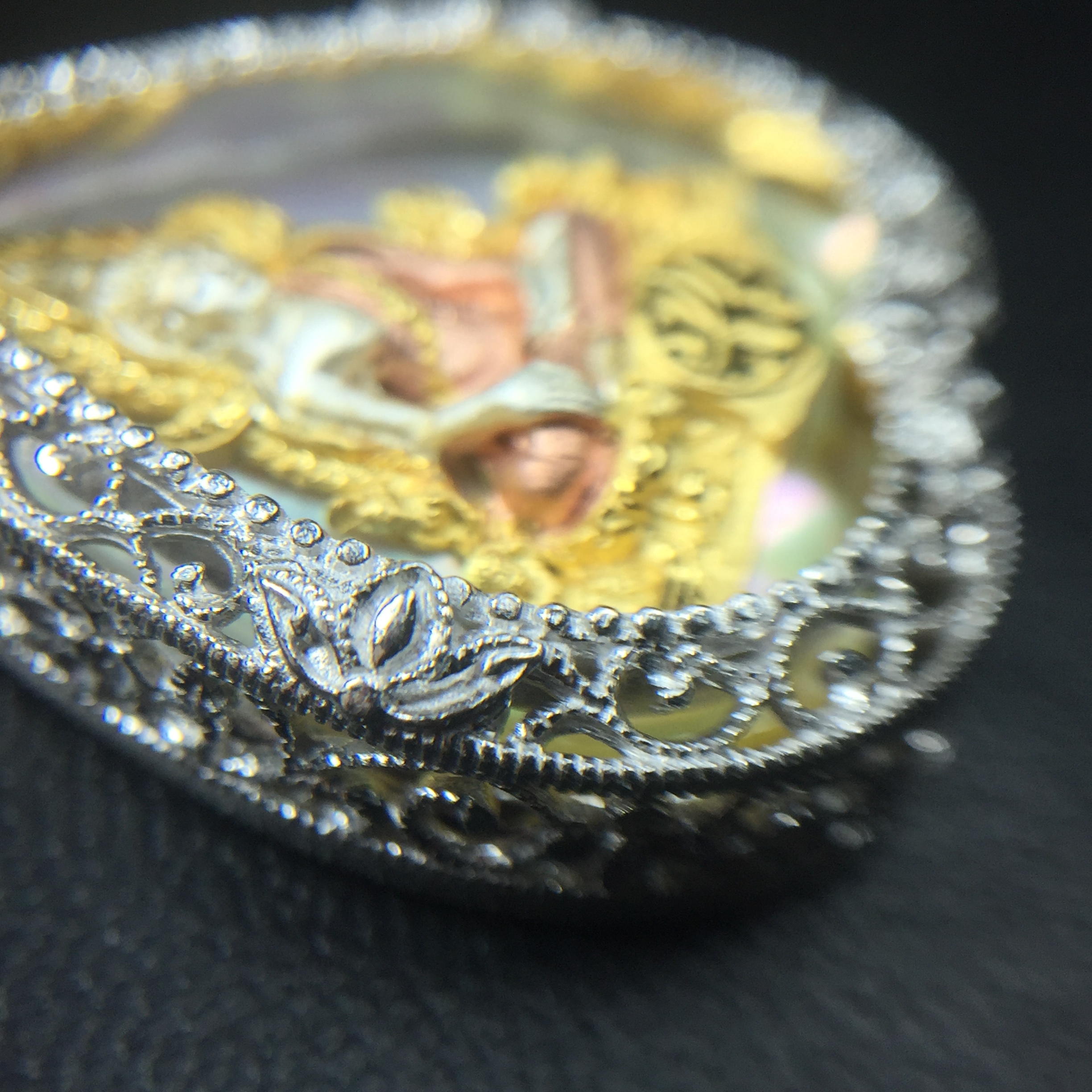 พระพุทธชินราช ภปร. โครงการ "เพราะแผ่นดินนี้ คือ แผ่นดินเกิด" ปี2548(รุ่นแรก) เหรียญทรงใบโพธิ์ ขนาด 21 x 29 มม. เนื้อเงินสามกษัตริย์ องค์พระชุบสามกษัตริย์ ล้อมด้วยกรอบเงินชุบทองคำขาวสลักเสลาเป็นลวดลายละเอียดอ่อน ส่วนพื้นองค์พระเป็นเปลือกหอยมุข