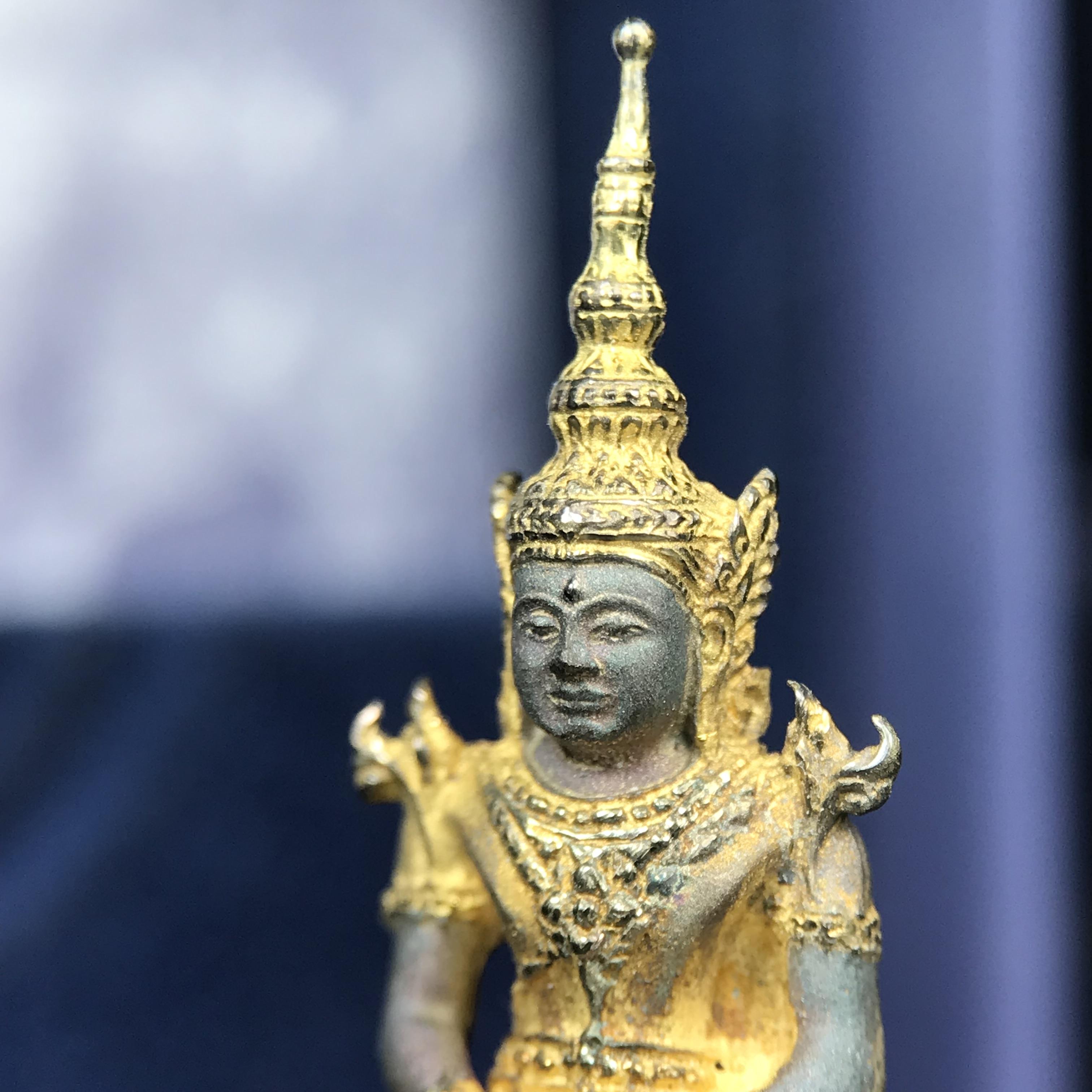 พระแก้วมรกต ภปร. ปี 2547 จัดสร้างโดยโรงพยาบาลภูมิพลอดุลยเดช เนื้อเงิน(3 กษัตริย์) ลอยองค์ หน้าตัก 1/2 นิ้ว สูง 3.7 ซม.พิธีมหามังคาภิเษก ณ พระอุโบสถวัดพระศรีรัตนศาสดาราม(วัดพระแก้ว) งดงามทรงคุณค่าอีกหนึ่งรุ่นยอดนิยม หายาก(องค์หมายเลข ๑๔๖๖)ผิวเดิมติดรุ้งสวย