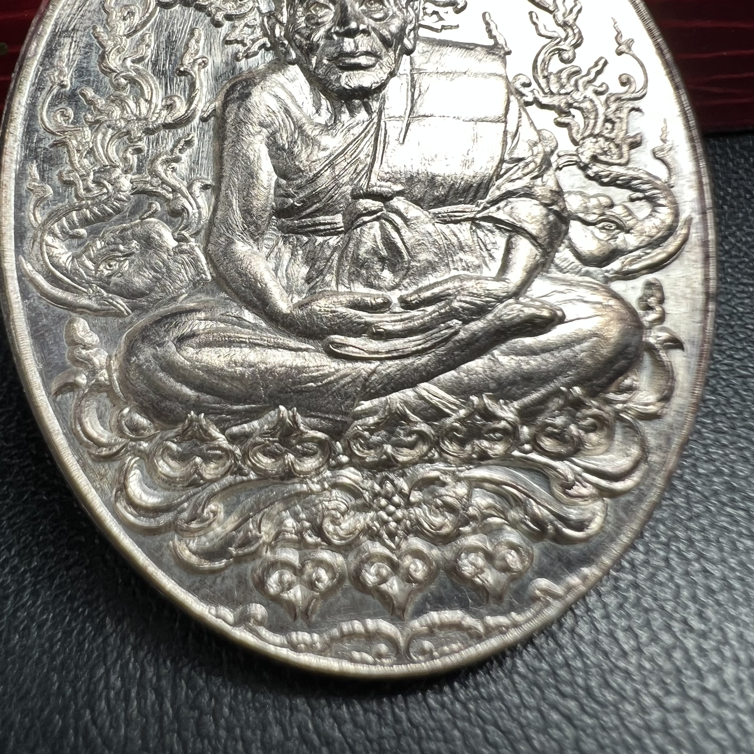 เหรียญหลวงพ่อทวด ญสส. ทรงเจริญพระชันษาครบ 100 ปี สมเด็จพระญาณสังวร สมเด็จพระสังฆราชฯ ปี2556 เนื้อเงินตอกโค๊ตหมายเลข ๙๑(เลขสวยผลรวมได้หนึ่ง(เลขแห่งยศตำแหน่งเป็นผูนำในทุกด้าน)) พร้อมกล่องบรรจุเดิมครบ(หายากสร้างน้อย)1 ใน 199 เหรียญ(สุดหายาก)