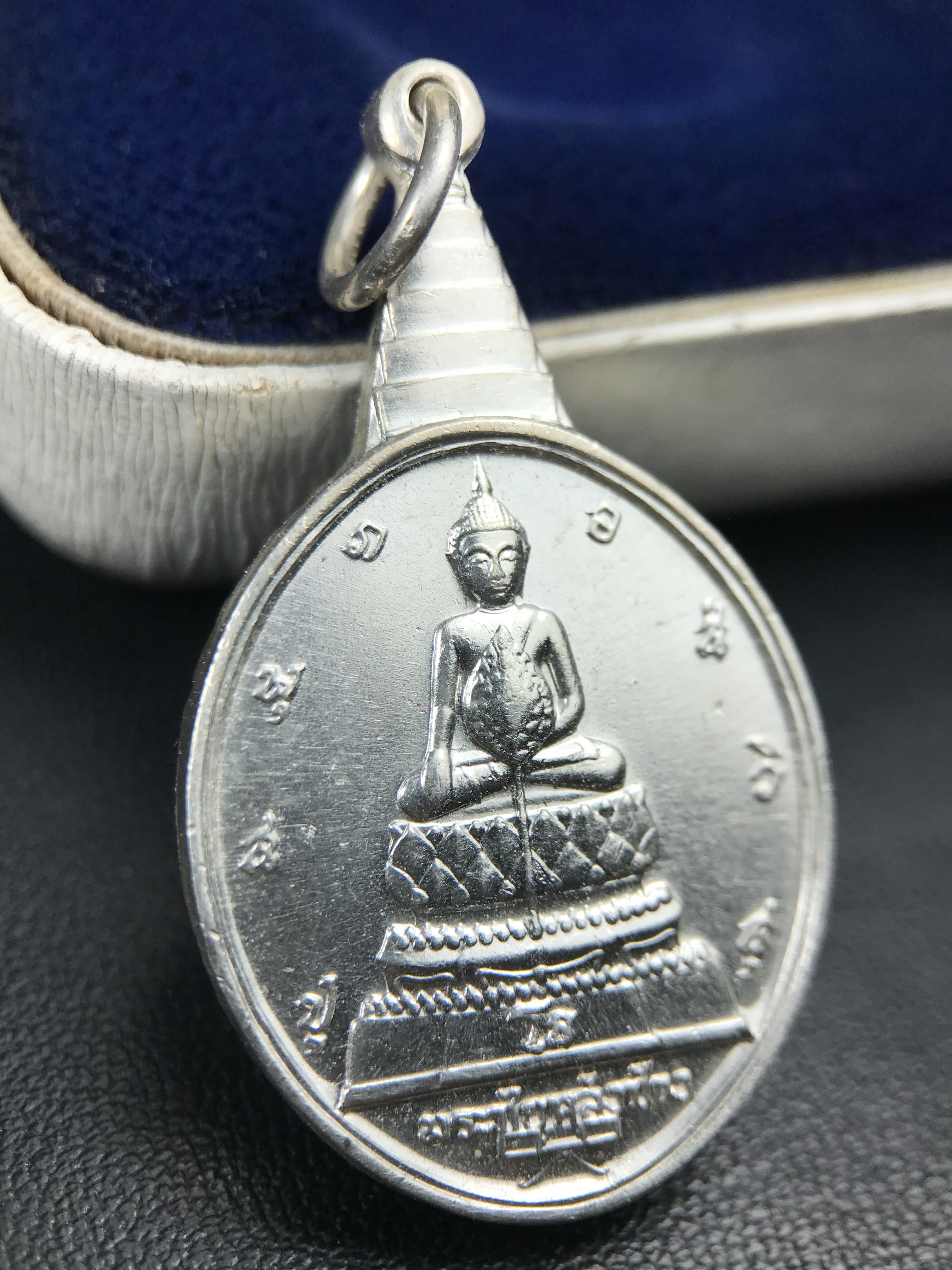 เหรียญพระชัยหลังช้าง หลัง สก. ปี 2535 เนื้อเงินหายาก สภาพสวยเดิมพร้อมกล่องบรรจุเดิมครบสมบูรณ์(พิธีใหญ่ รุ่นยอดมนิยม)