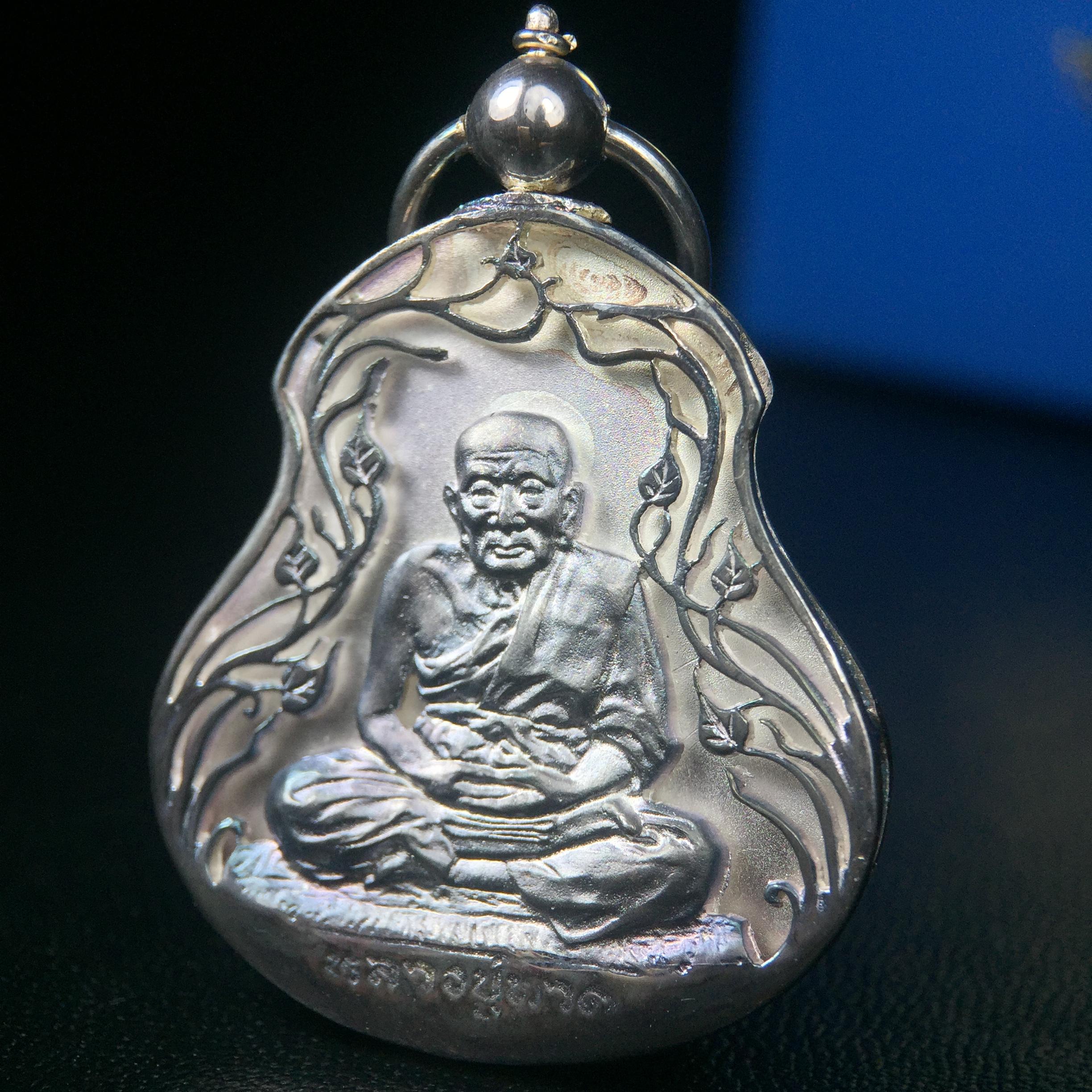 เหรียญหลวงปู่ทวด พระนามาภิไธย สก. แบบงานฉลุโบราณ(HAND MADE) ปี 2544 เนื้อเงิน(ผิวเดิมขึ้นสีรุ้งธรรมชาติสวยมาก) พิธีปลุกเสก ณ อุโบสถวัดช้างให้ และ พิธีมังคลาภิเษก ณ พระอุโบสถ วัดพระศรีรัตนศาสดาราม(วัดพระแก้ว) (1 ใน 2000 เหรียญ)พบเจอน้อยหายากมาก