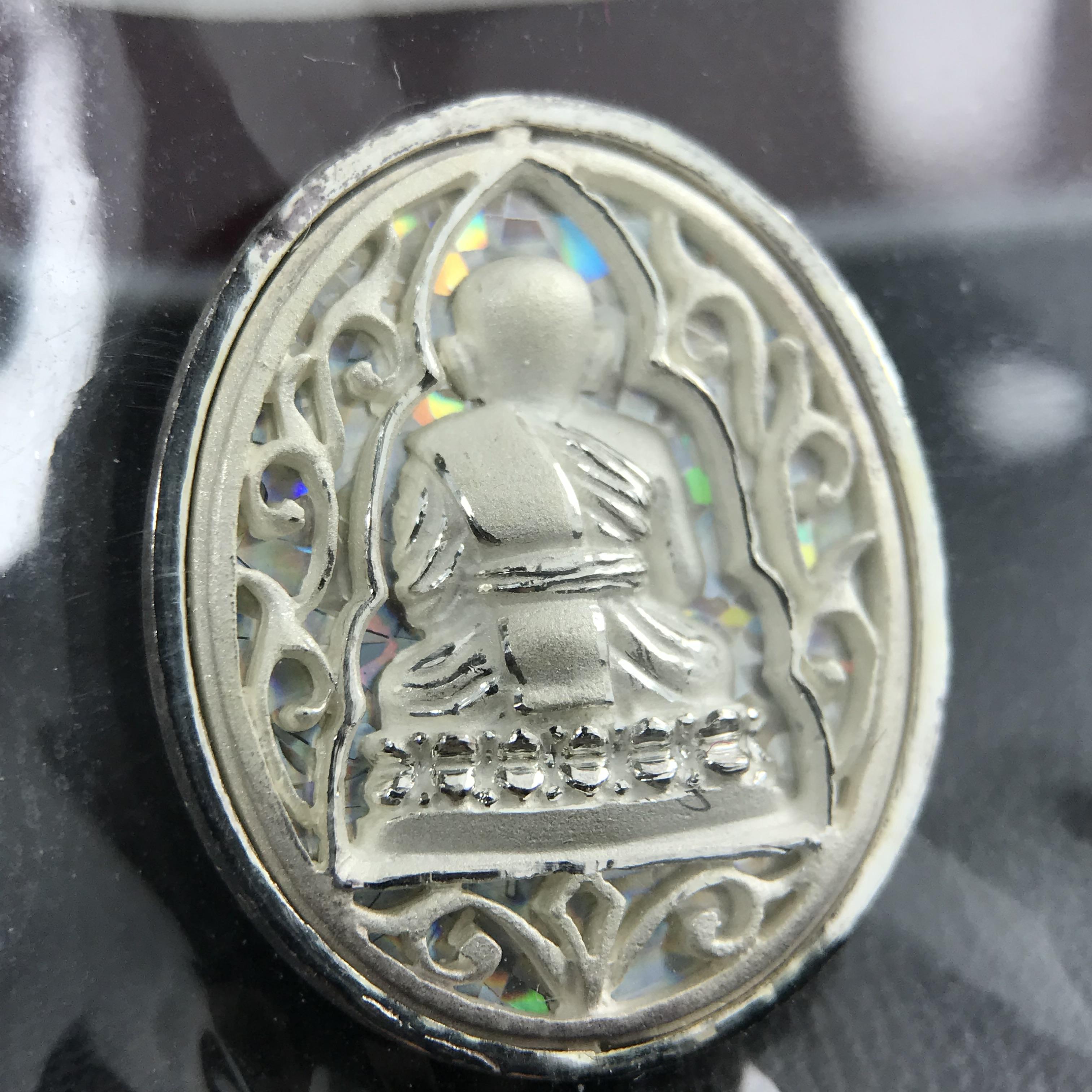 เหรียญหลวงพ่อทวด รุ่นมงคลบารมี วัดประสาทบุญญาวาส ปี 2545 เนื้อเงิน พิมพ์ทรงรูปไข่เล็ก(ขนาด 2.0*1.8 ซม.)ฉลุลายฉากพี้นหลังสีรุ้งสามมิติสวยงาม ตอกโค๊ตมีหมายเลข สภาพสวยซีนซองเดิมพร้อมกล่องบรรจุเดิมครบ***เดินทางปลอดภัยหลวงพ่อทวดคุ้มครอง****