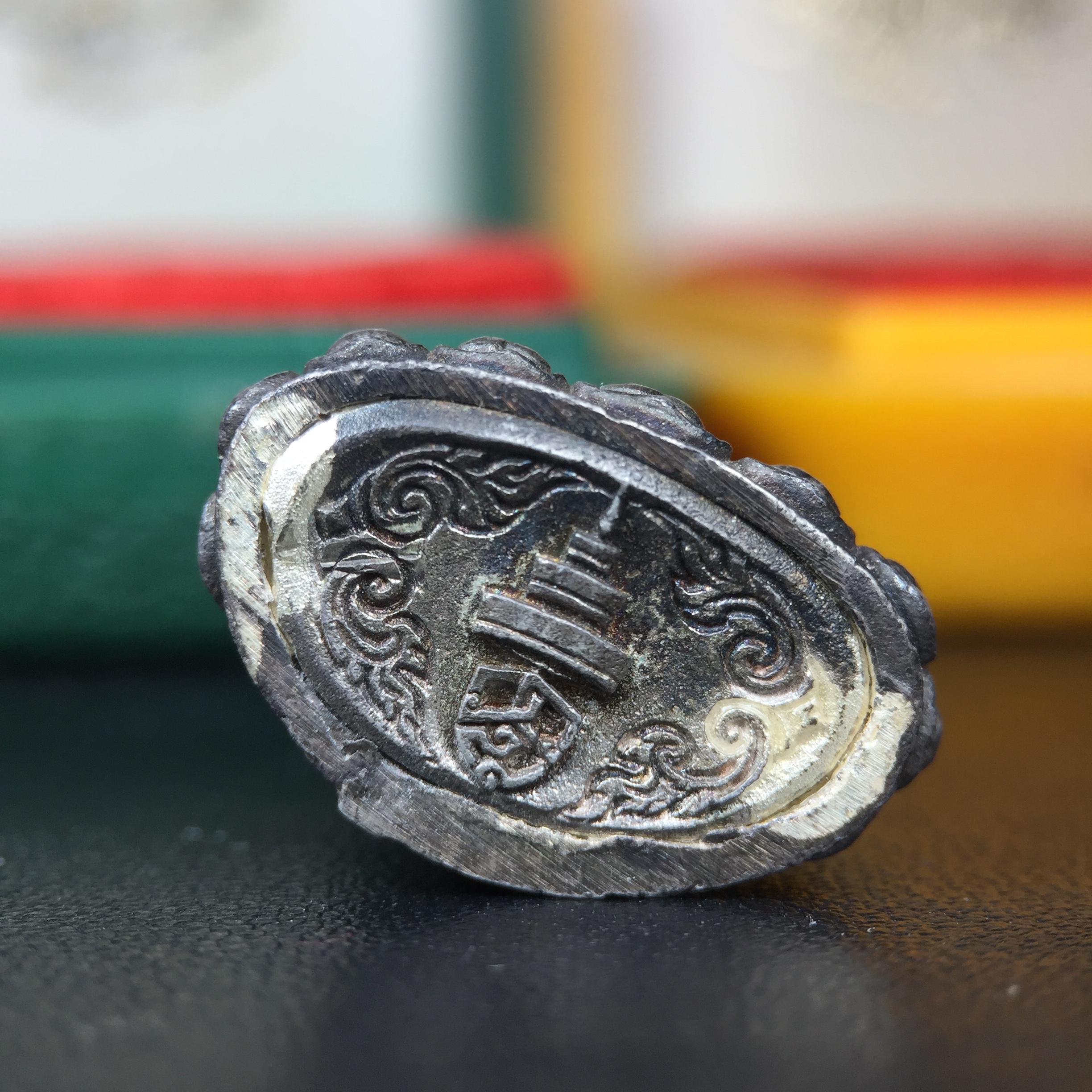 พระกริ่ง-พระชัยวัฒยน์วาสนาสมเด็จพระสังฆราช(วาสน์)วัดราชบพิธฯปี2531 เนื้อเงิน สร้างเป็นที่ระลึกในคราวที่สมเด็จพระอริยวงศาคตญาณ สมเด็จพระสังฆราช(วาสน์ วาสโน)มีพระชนมายุครบ90พรรษา(ในหลวง ร.9 เสด็จในพิธี)งานแกะแม่พิมพ์โดย นายช่างเกษม มงคลเจริญ)หายาก