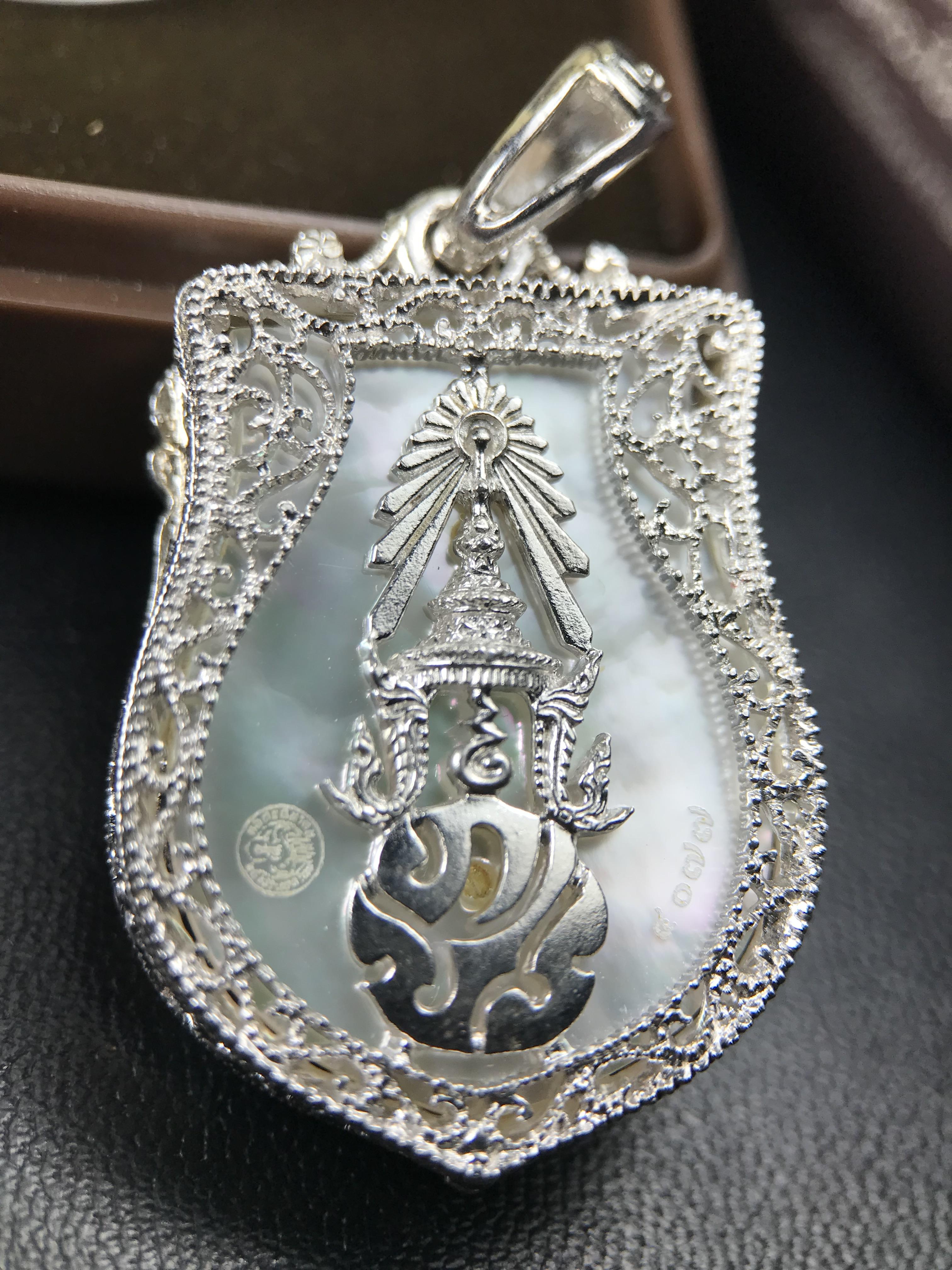 พระพุทธชินราช ภปร. โครงการ "เพราะแผ่นดินนี้ คือ แผ่นดินเกิด" ปี2548(รุ่นแรก) เหรียญทรงเสมา ขนาด 21 x 29 มม.เนื้อเงินสามกษัตริย์ องค์พระชุบสามกษัตริย์ ล้อมด้วยกรอบเงินชุบทองคำขาวสลักเสลาเป็นลวดลายละเอียดอ่อน ส่วนพื้นองค์พระเป็นเปลือกหอยมุขงดงาม