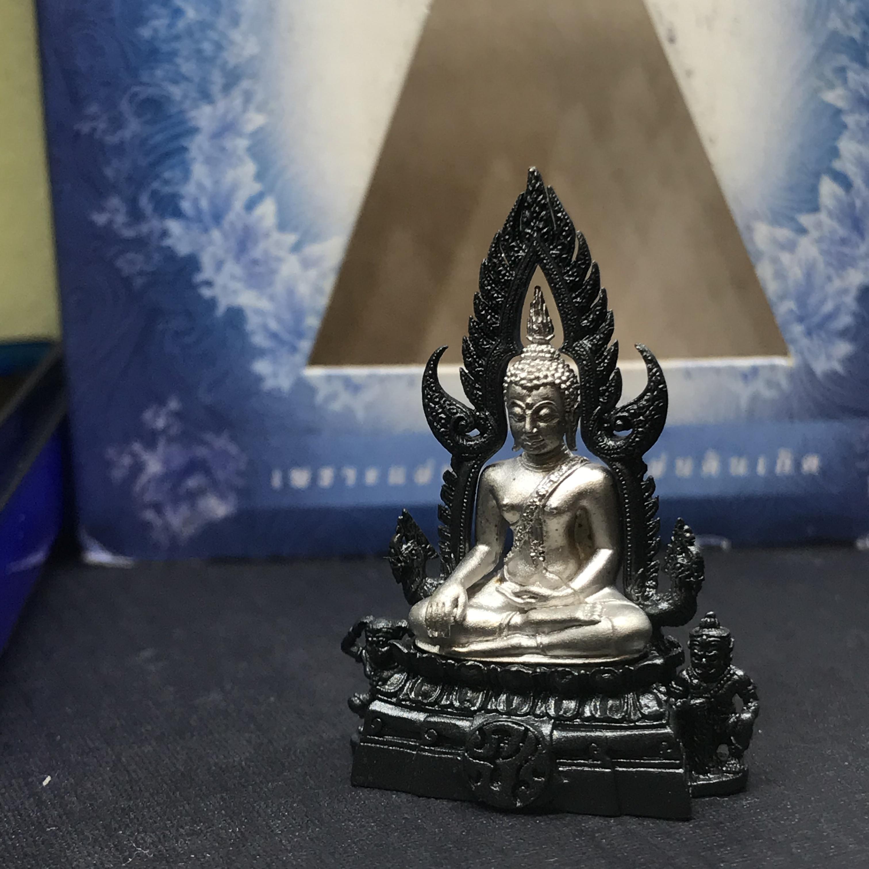 พระพุทธชินราช ภปร โครงการ เพราะแผ่นดินนี้คือแผ่นดินเกิด เนื้อเงินชุบทองคำขาว ซุ้มรมดำ ปี2551 ขนาดหน้าตัก1/2นิ้ว (สวยงามหายาก)