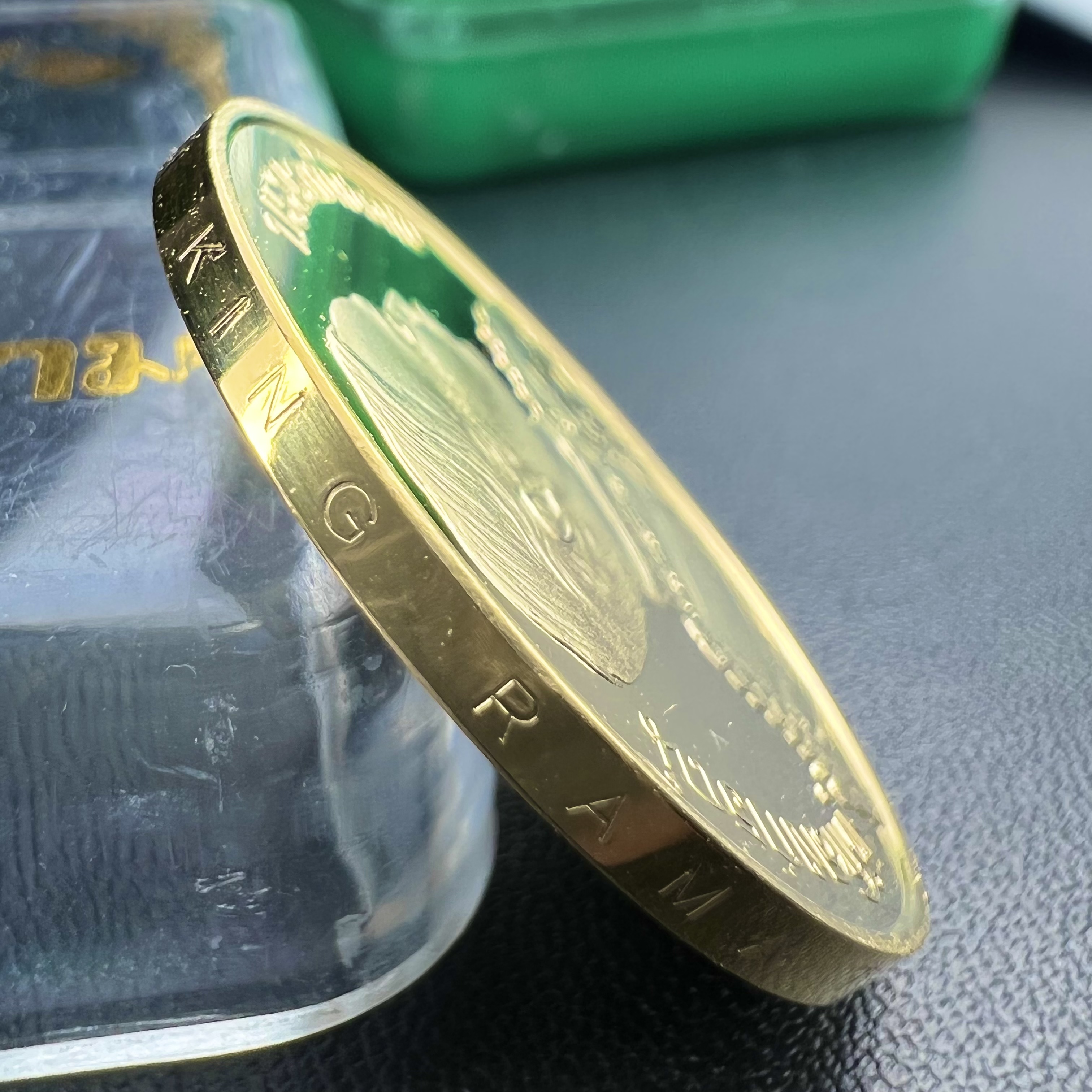 เหรียญเสด็จพ่อ ร.5 พระปิยมหาราช รุ่นบูรณะโบสถ์ พิธีมหาพุทธาภิเษก ณ พระวิหารวัดระฆังโฆสิตาราม ปี2538 เนื้อทองแดงบริสุทธิ์ชุบทองไมครอนขัดเงาสามมิติ ขนาด 3 ซม.(พิมพ์ใหญ่)ผลิตโดยโรงกษาปณ์ ประเทศ ฮังการี ( HUNGARIAN MINT)สภาพสวยดุจทองคำ ผิวกระจก บล็อกนอกสวยงาม