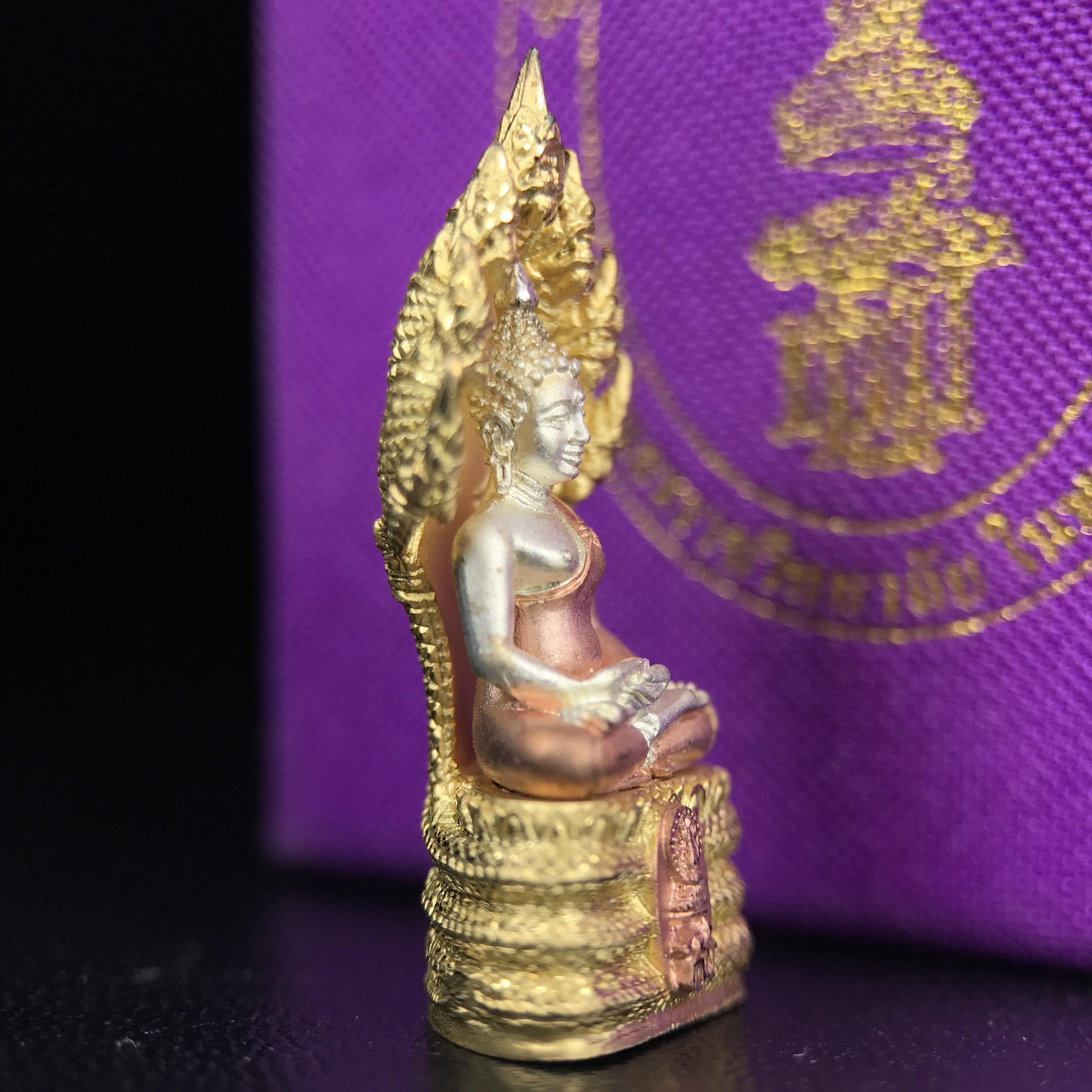 พระนาคปรก สธ. รุ่นสร้างพระอุโบสถเฉลิมพระเกียรติ 4 รอบ 84 พรรษา สมเด็จพระเทพรัตนราชสุดาฯ วัดบวรนิเวศวิหาร ปี 2543 พิมพ์เล็ก เนื้อเงินบริสุทธิ์ ชุบสามกษัตริย์แบบพ่นทรายขัดเงาบางส่วน(สภาพ สวย )พิธีใหญ่ พุทธศิลป์งดงาม หายาก (1 ใน 2999 องค์)