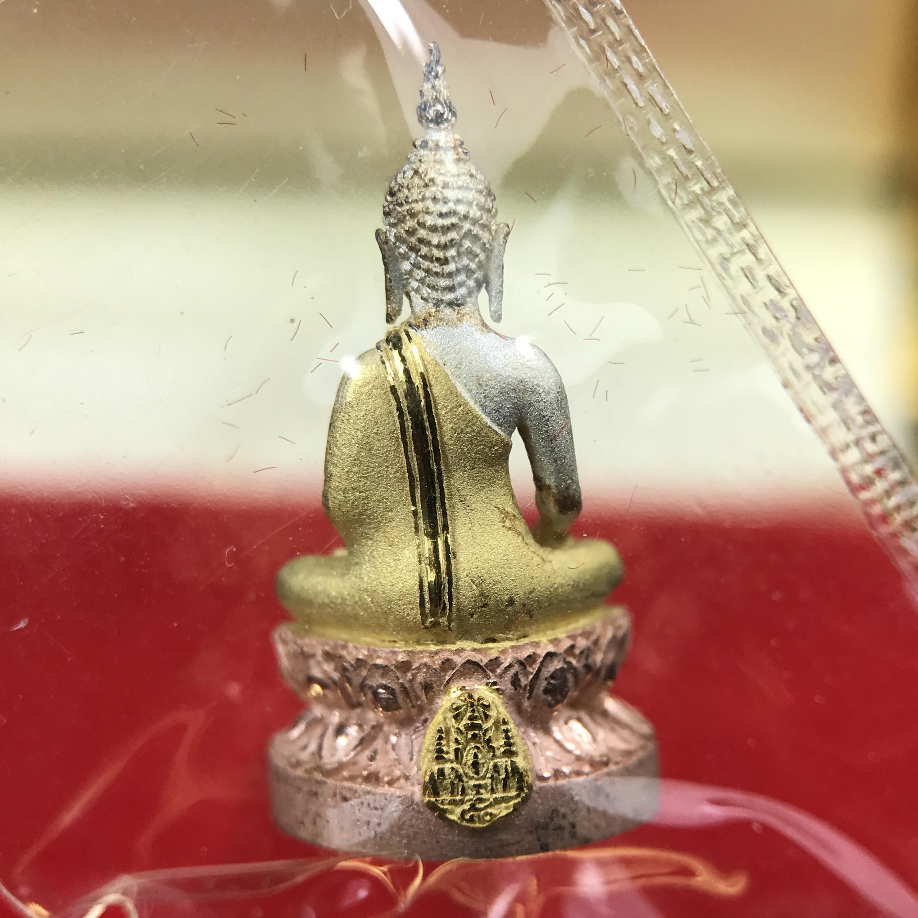 พระชัยวัฒน์พระพุทธนวราชบพิตร ครองสิริราชสมบัติครบ 50 ปี พ.ศ.2540 ขนาดสูง 1.9 ซม. เนื้อเงินสามกษัตริย์(ผิวเดิม)(ซีนซองเดิม) พร้อมกล่องบรรจุเดิมครบสมบูรณ์ 1ใน 9500 องค์(พุทธนวราชบพิตร นิมิตรหมายแห่งความสามัคคี ด้วยไมตรีแห่งองค์พระภูมิพล)