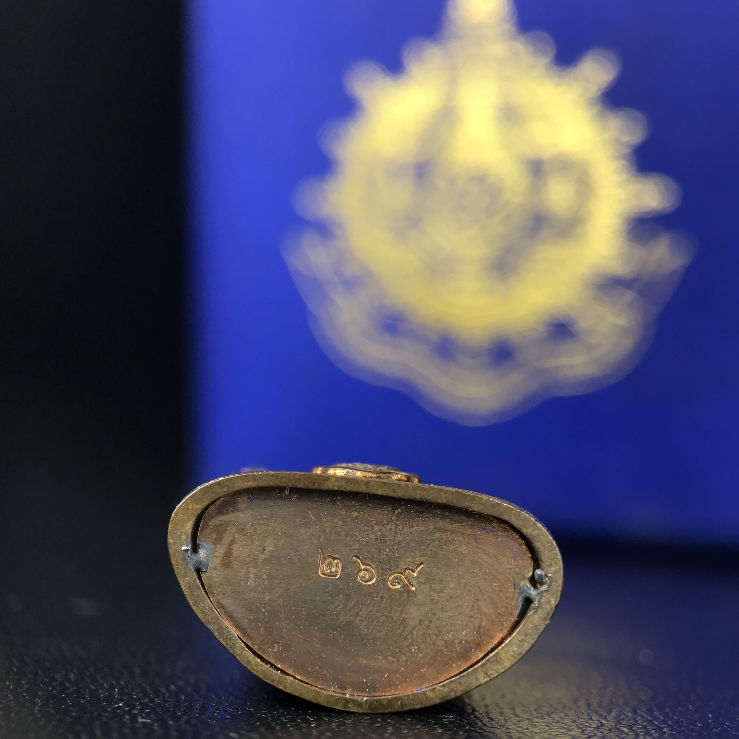 พระกริ่งไพรีพินาศ บรรจุเหล็กไหล ครั้งแรกและครั้งเดียวในประวัติศาสตร์ เฉลิมพระเกียรติ พระบาทสมเด็จพระเจ้าอยู่หัวรัชกาลที่9 พระชนมพรรษา 6 รอบ ปี2542 เนื้อสัมฤทธิ์(บรรจุเหล็กไหล)ดีนอก-ดีใน พิธีใหญ่ มวลสารเด่น (หายาก)