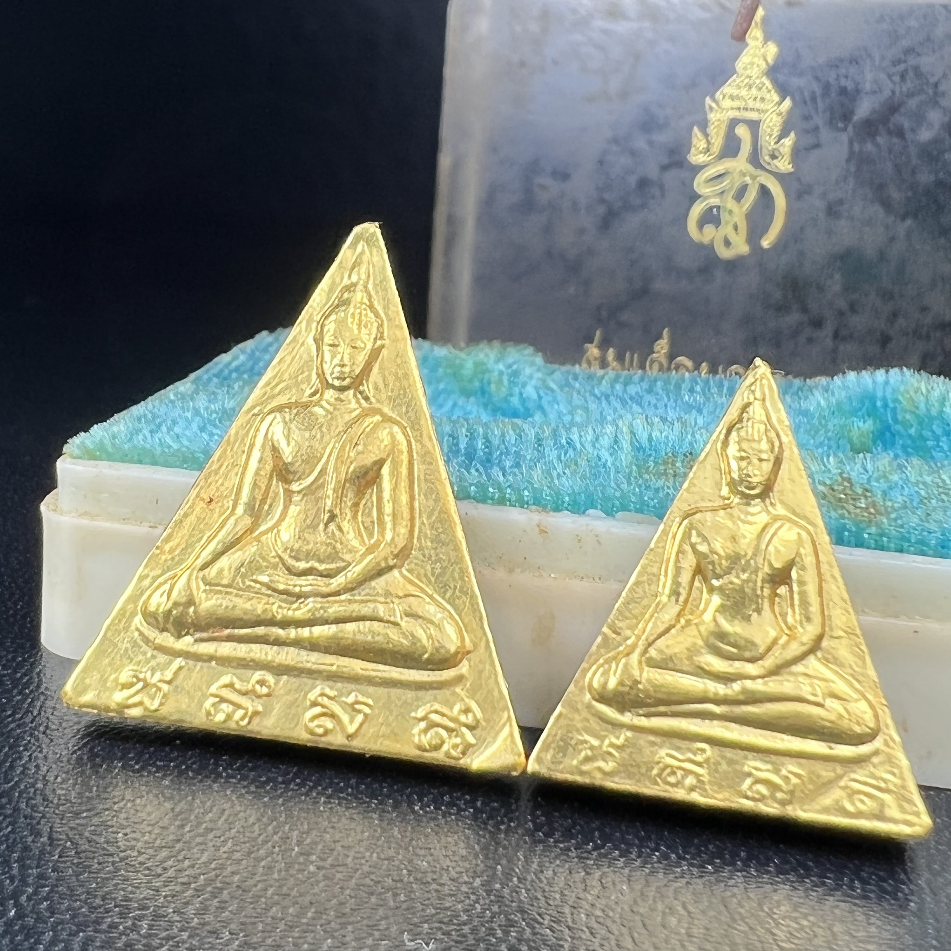 พระสมเด็จนางพญา สก. วัดบวรนิเวศวิหาร ปี2519 ชุดพิเศษกรรมการ หน้ากากทองคำ พิมพ์ใหญ่-เล็กกล่องบรรจุเดิม(ในหลวงรัชกาลที่9และสมเด็จพระราชินี เสด็จร่วมในพิธี)(พิธีใหญ่)(มวลสารดี)(พบเจอและหายากที่สุดในรุ่น)