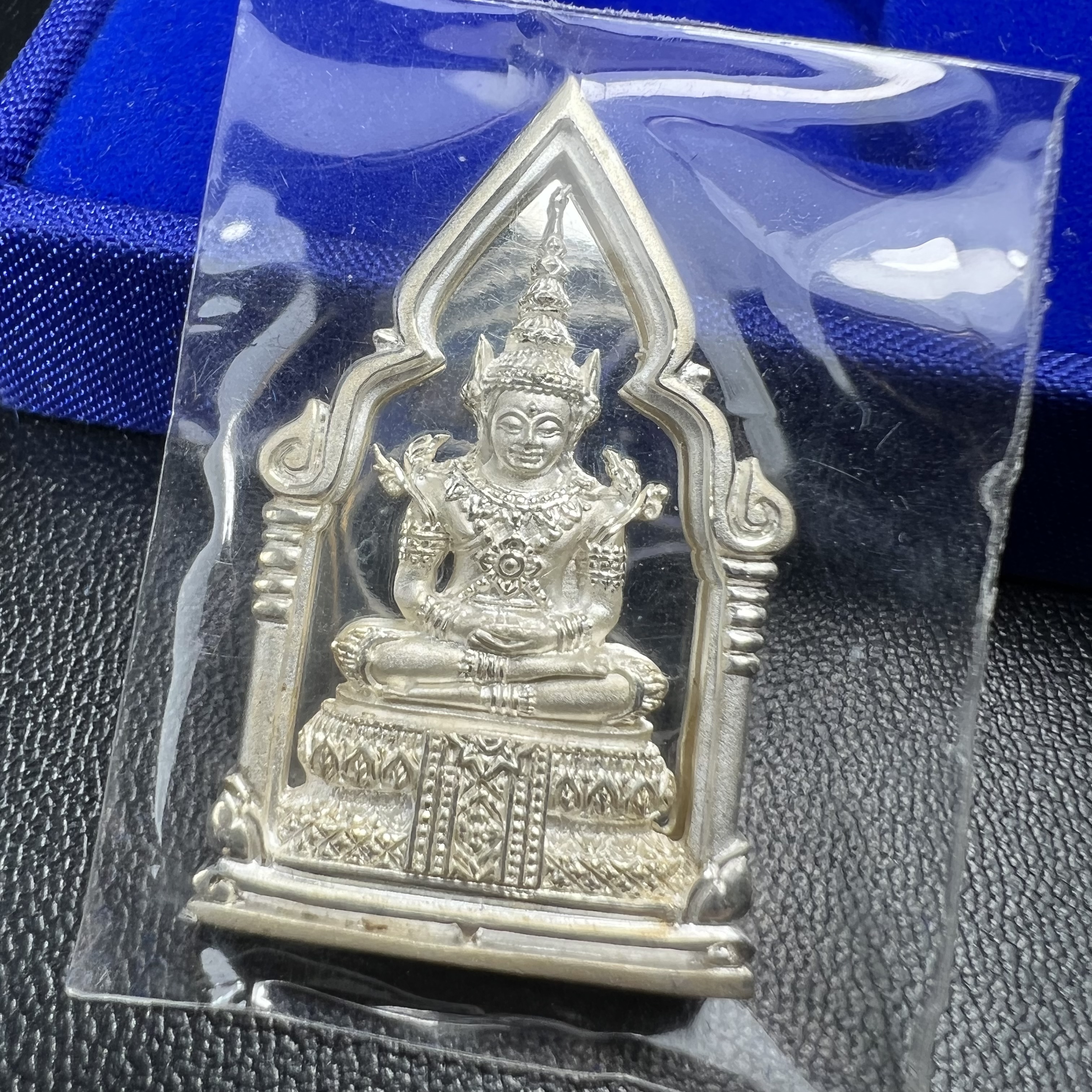 พระพุทธมหามณีรัตนปฎิมากร(พระแก้วมรกต)รุ่น เฉลิมพระเกียรติ วัดพระศรีรัตนศาสดารามราม(วัดพระแก้ว) ปี2543 เนื้อเงินพิมพ์ซุ้มกนกใหญ่ สภาพสวยซีนเดิมกล่องครบ